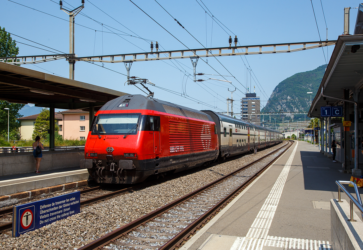 Eine Lok 2000 schiebt eine IC 2000 Garnitur....
Die SBB Re 460 085-4  Pilatus   (91 85 4 460 085-4 CH-SBB) schiebt, einen IC2000 Wagenzug, als  IR 90 (Brig – Lausanne - Gen�ve-A�roport) vom Bahnhof Aigle weiter in Richtung Lausanne bzw. Gen�ve (Genf). 

Die Lok2000 wurde 1992 von der SLM in Winterthur (Schweizerischen Lokomotiv- und Maschinenfabrik) unter der Fabriknummer 5562 gebaut, der elektrische Teil ist von der ABB (Asea Brown Boveri). Seit 2015 durchlaufen die Loks im SBB Werk Yverdon-les-Bains (VD) das vollst�ndige Modernisierungs-/Refit-Programm LOK2000. So sollen die Loks fit f�r die n�chsten 20 Jahre sein, zudem werden durch alle 119 SBB Re 460 Lokomotiven so etwa 30 Gigawattstunden Energie eingespart.