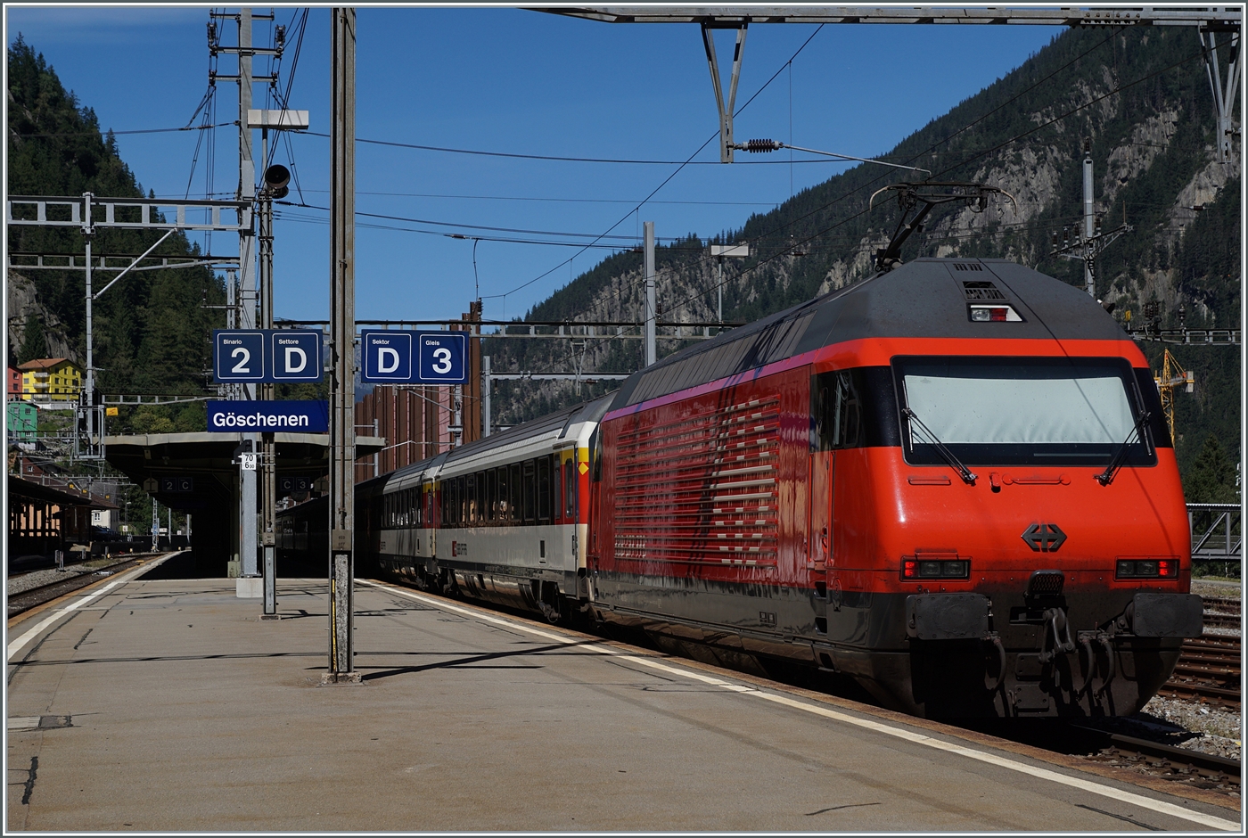 Eine SBB Re  460 schiebt ihren IC aus EW IV Wagen durch den Bahnhof von Göschenen in Richtung Norden. Gut ein Jahr lang kommen die Reisenden via Gotthard in den Genuss der prächtigen Landschaft entlang der Gotthard Strecke, ab dem 2. September 2024 wird die Fahrt dann wieder durch en Gotthard Basis Tunnel (GBT) gehen.

4. Sept. 2023