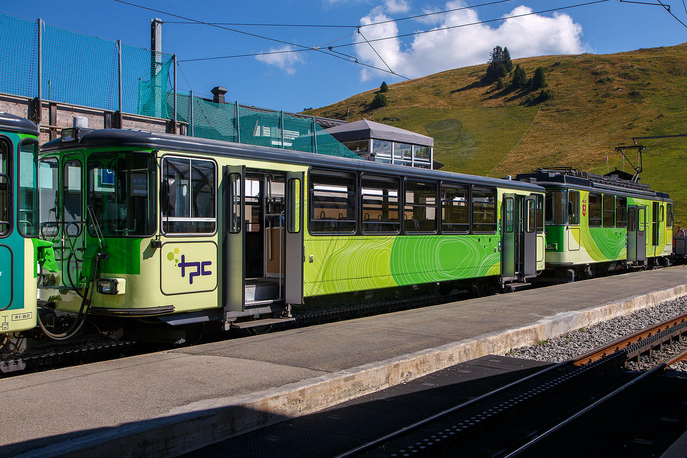 Eingereiht im Pendelzug mit dem Triebwagen BDeh 4/4 81der vierachsige Steuerwagen (2. Klasse) tpc BVB Bt 61 (ex B 53), hier als Zwischenwagen.

Der Wagen wurde 1976 als Personenwagen (Zwischenwagen) BVB B 53, zu den Pendelzügen mit den Triebwagen BDeh 4/4 81 und 82, von SWP (Schindler Waggon AG) in Pratteln gebaut, im Jahr 2000 wurde er dann zum Steuerwagen Bt 61 umgebaut.

TECHNISCHE DATEN der Bt:
Spurweite: 1.000 mm (Meterspur)
Achsanzahl: 4 (2´2´)
Zahnradsystem:  Abt (Bremszahnrad)
Länge über Kupplung: 15.600 mm
Eigengewicht: 9 t
Max. Neigung : 200 ‰
Höchstgeschwindigkeit (Adhäsion): 40 km/h
Höchstgeschwindigkeit (Zahnrad): 20 km/h 
(Berg auf) / 15 km/h (Talfahrt)
Sitzplätze: 44 (in der 2.Klasse)
Stehplätze: 72
Kupplung: +GF+-Kupplung
Bremse: Frein P-A