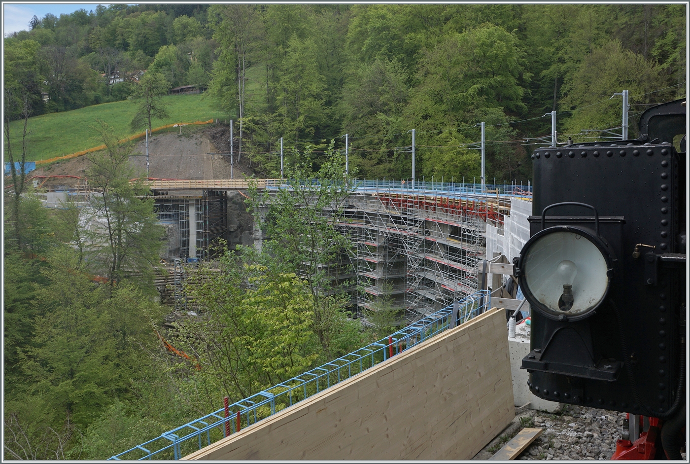 Endlich wieder mal ein Blick auf den im Umbau befindlichen Baye de Clarens Viadukt.

4. Mai 2024