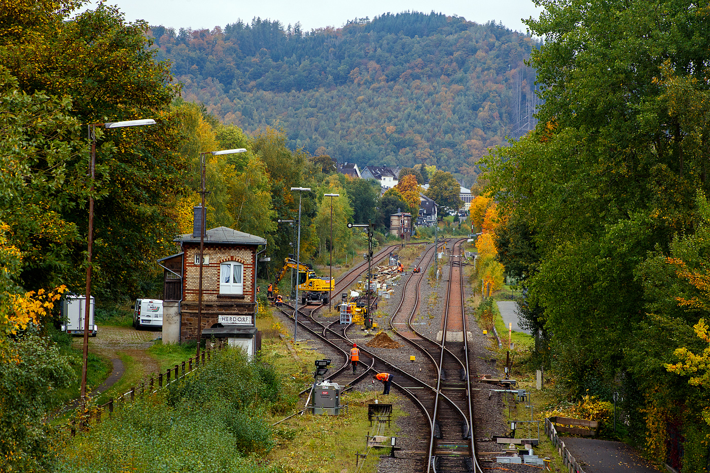 Es geschehen doch noch Wunder. Schon seit dem 23 Oktober 2021 wurden die Weichen 25 und 26 angeliefert und auf Gleis 3 im Bahnhof Herdorf abgelegt. An einem Wochenende noch in 2021 war der Umbau vorgesehen, einen Streckenunterbruch mit SEV gab es auch, nur Bauarbeiten fanden nicht statt.

Nach 4 Jahren wird es endlich wahr, die Bauarbeiten haben begonnen, hier ein Blick auf den Bahnhof Herdorf in Blickrichtung Betzdorf am 10. Oktober 2025. Links die 3 Weichen 22-24, die bereits um jeweils eine Zunge „beraubt“ sind, sollen ausgebaut werden. Rechts die beiden Weichen 25 und 26 (zu Gleis 2 und 4) sollen erneuert werden. 