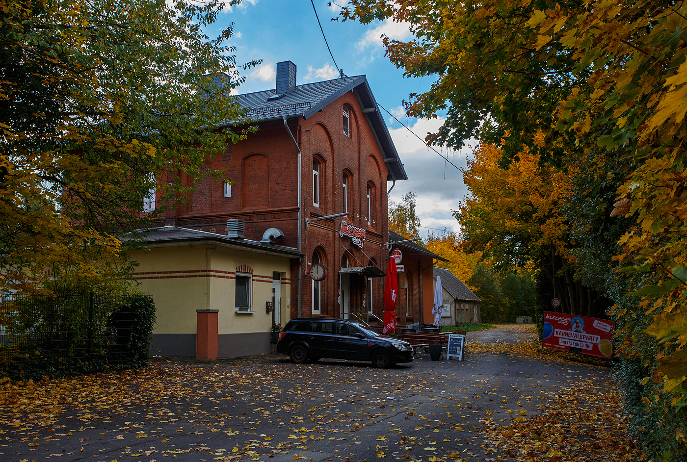 Es ist Herbst, Blick auf das Empfangsgebäude vom Bahnhof Herdorf, hier am 14 Oktober 2025.