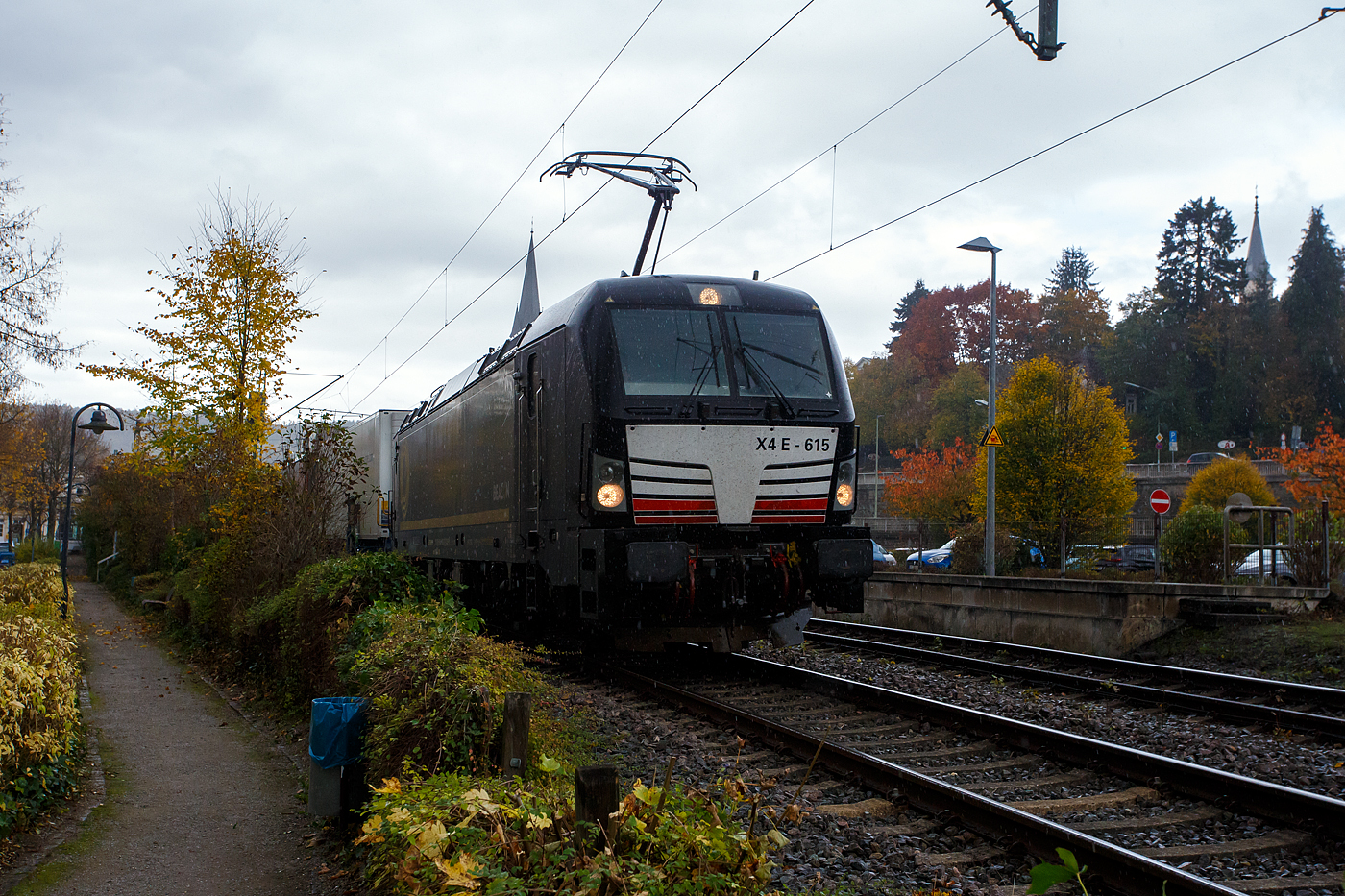 Es kam am 16 Oktober 2025 ein kurzer Regenschauer durch Kirchen/Sieg, aber auch die an die HELROM GmbH (Frankfurt am Main) Siemens Vectron AC - X4 E - 615 bzw. 193 615-2 (91 80 6193 615-2 D-DISPO) der MRCE Dispolok GmbH (München) mit dem HELROM Trailer Zug Wien – Düsseldorf einem KV-Zug in Richtung Köln.

Die Siemens Vectron AC wurde 2015 von Siemens Mobility GmbH in München-Allach unter der Fabriknummer 22011 gebaut und an die MRCE - Mitsui Rail Capital Europe GmbH (München) als X4 E – 615 ausgeliefert, seit September 2023 hat die Beacon Rail Metro Finance B.V. die Mitsui Rail Capital Europe B.V. (Amsterdam) und somit auch die Mitsui Rail Capital Europe GmbH im München übernommen, so firmiert sie nun als Beacon Rail Capital Europe GmbH, München (BRCE / DISPO). Diese Vectron Lokomotive ist als AC – Lokomotive (Wechselstrom-Variante) mit 6.400 kW konzipiert und zugelassen für Deutschland und Österreich, sie hat eine Höchstgeschwindigkeit von 160 km/h.