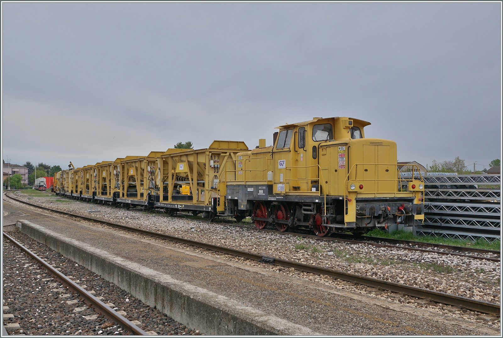Es ist nicht das, was auf den ersten Blick dachte, aber fast: Diese  V 60  wurde in Lizenz von belgischen Firmen in den Jahren 1960 - 1961 gebaut und acht Lok verkaufte die SNCB an Italien. 

Das Bild zeigt die IT RFI 270 256-7 in Boretto, vor dem Hintergrund zahlreicher Fahrleitungsmaste, die hier wohl bald aufgestellt werden. 

17. April 2023