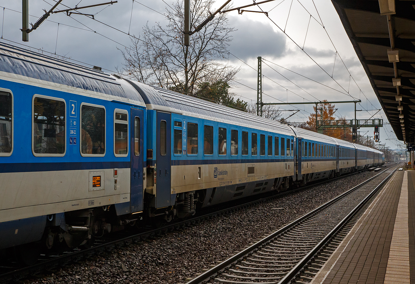 EuroCity 2. Klasse klimatisierter Abteilwagen (Reisezugwagen)
CZ-ČD 73 54 21-91 008-5 der Gattung Bmz 245, der ČD - České dráhy (Tschechischen Eisenbahnen) am 07.12.2022, im Zugverband eingereiht in den EC 378 „Berliner“ (Praha hl.n – Dresden Hbf - Berlin Hbf (tief) - Hamburg Hbf - Kiel Hbf), bei der Zugdurchfahrt in Dresden-Strehlen.