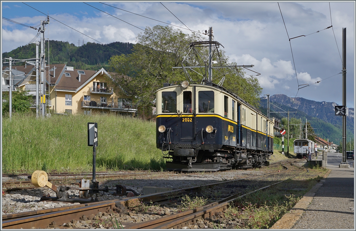 Festival Suisse de la vapeur (Schweizer Dampffestival 2024) - der MOB FZe 6/6 2002 der Blonay-Chamby Bahn rangiert im sanften Abendlicht in Blonay.

19. Mai 2024