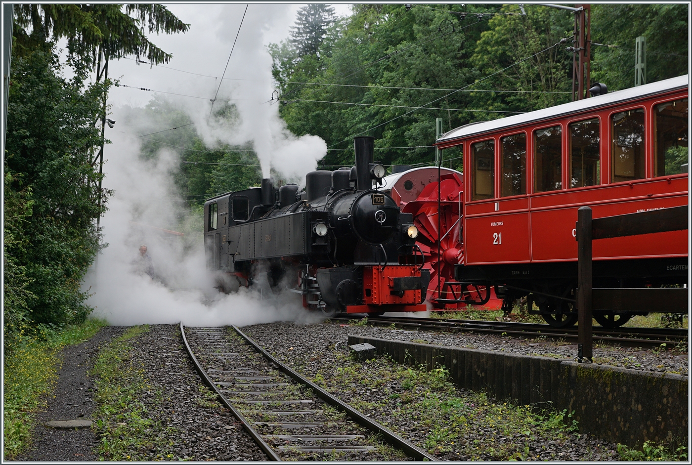 Frisch bekohlt und mit Wasser versorgt übernimmt die SEG G 2x 2/2 105 der Blonay-Chamby Bahn in Chaulin ihren Zug nach Blonay. 

22. Juni 2024 