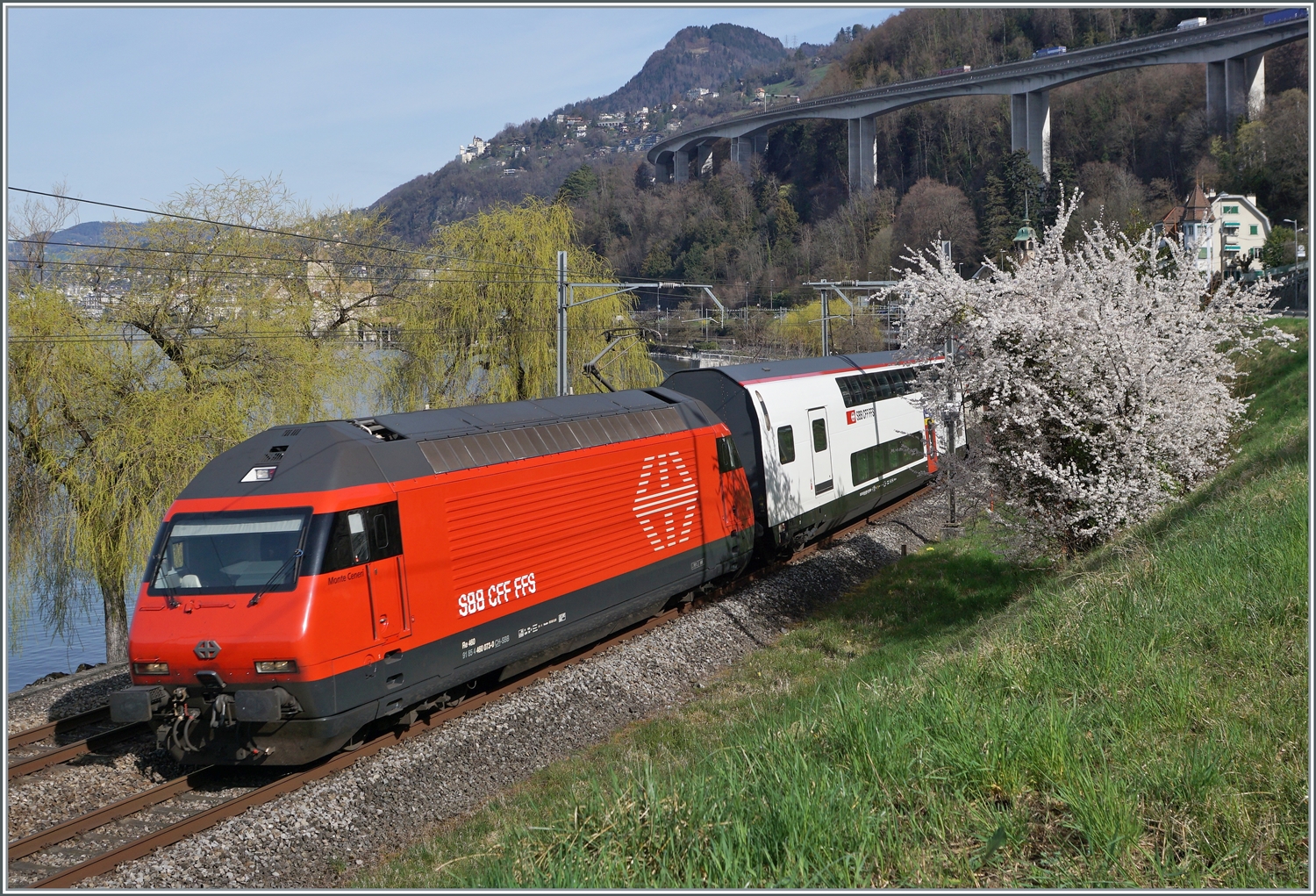 Frühling an der Riviera Vaudoise - die SBB Re 460 073-0  Monte Ceneri  ist bei Villeneuve mit einem IR 90 auf dem Weg nach Brig.

21. März 2023