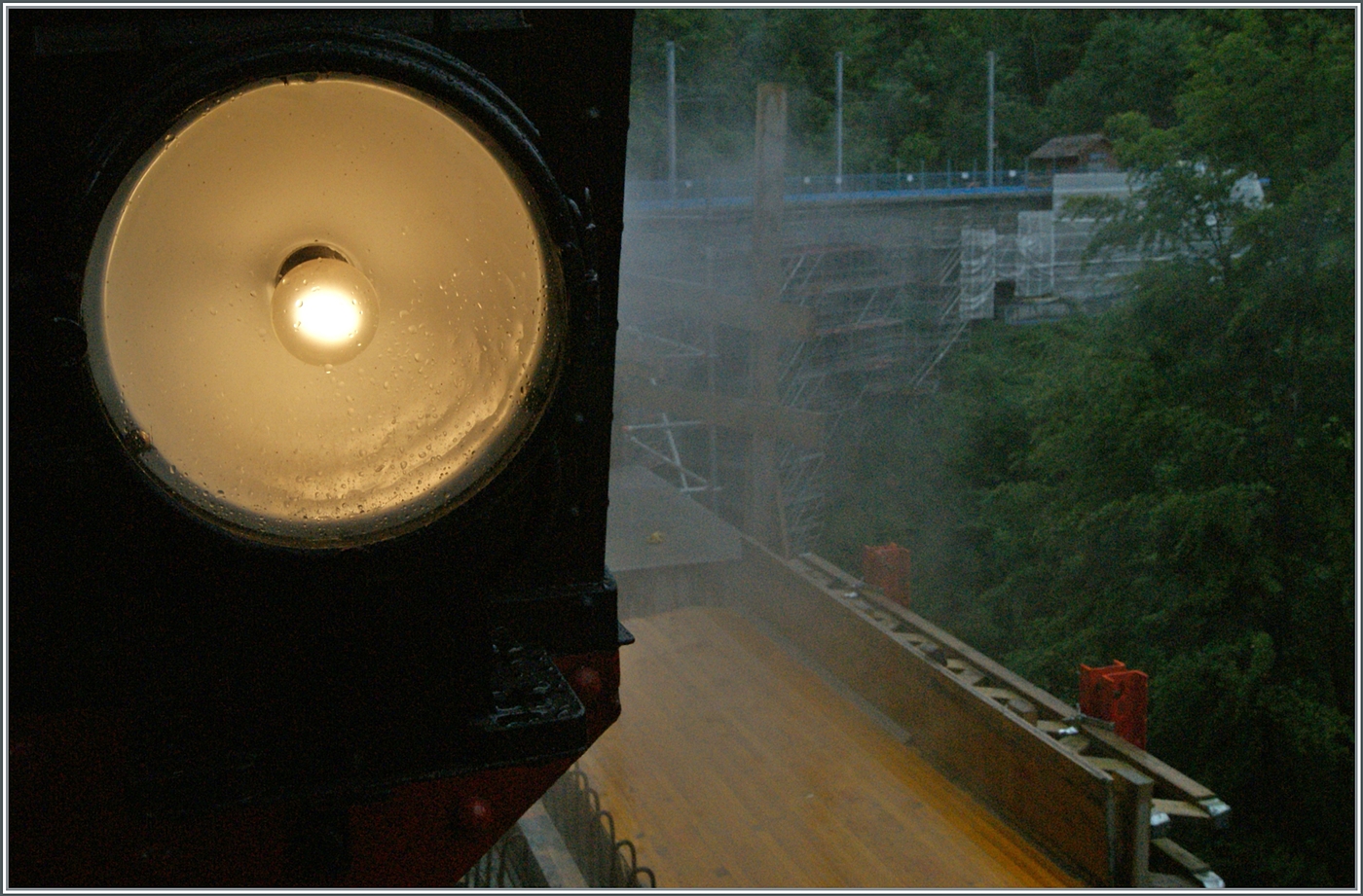 Für einmal der  Schweizer-Lichtwechsel  als Motiv, bzw. die Lampe der SEG G 2x 2/2 105 der Blonay Chamby Bahn während der Fahrt von Blonay nach Chamby mit einem durch Dampf und Wetter getrübten Blick auf den Baye de Clarens Viadukt.

9. Juni 2024