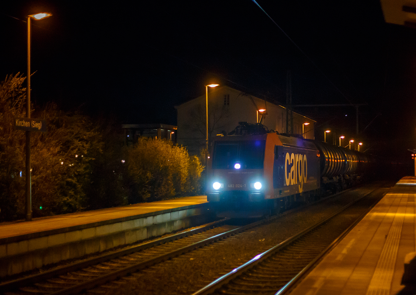 Ganz früh morgen...
Die an die SBB Cargo International AG vermietete SBB Cargo Re 482 024-7 (91 85 4482 024-7 CH-SBBC) fährt am 17.04.2023 (4:15 Uhr) mit einem Kesselzug durch den Bahnhof Kirchen (Sieg) in Richtung Köln.