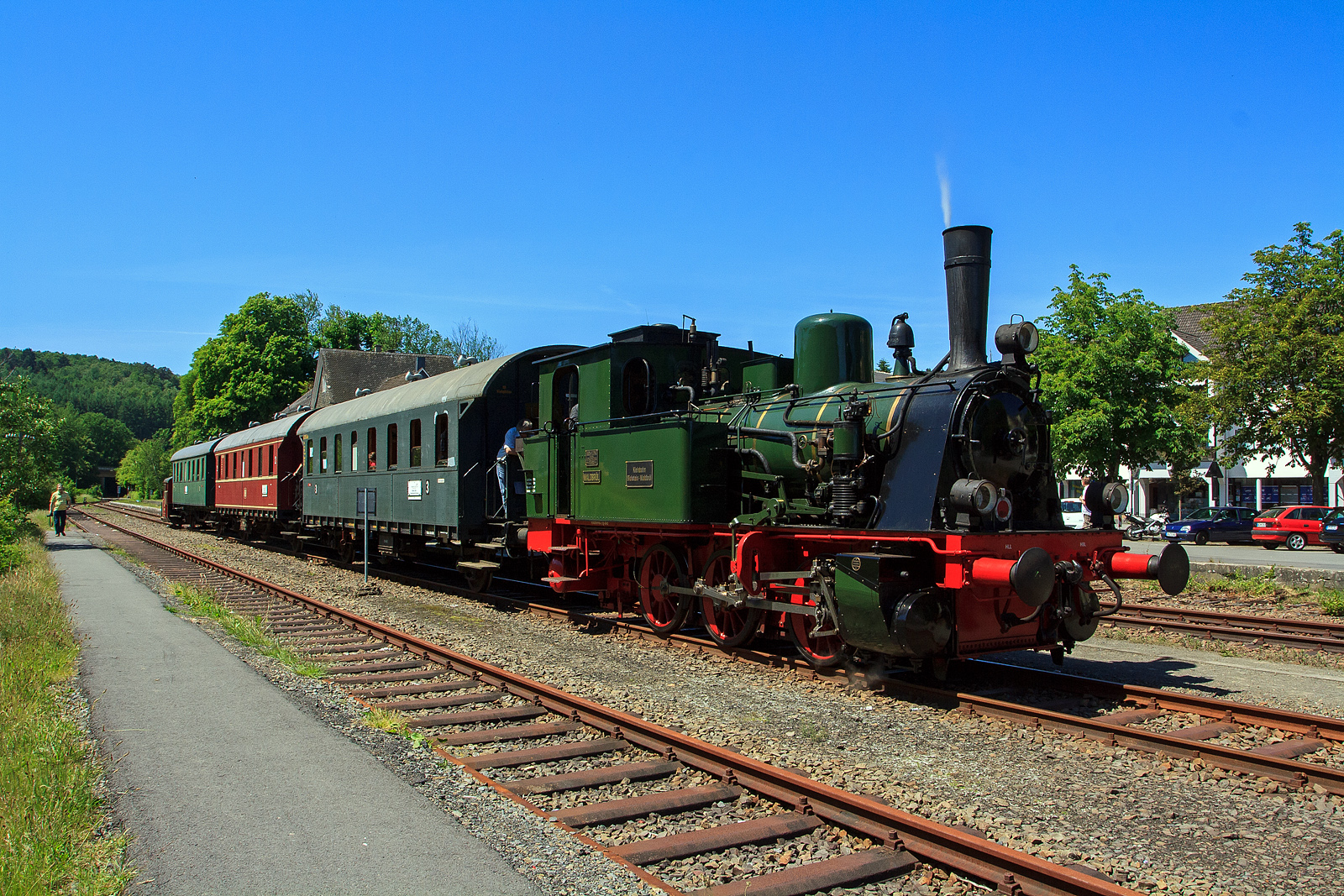 Geführt von der 323 133-9 (Köf II) der Aggertalbahn (Andreas Voll) fährt der Dampfzug „Bergischer Löwe“ vom EM Dieringhausen am 02.06.2011 in Richtung Bf Wiehl, hier kurz vor Wiehl. Am Zugende war die Dampflok  Waldbröl  des Eisenbahnmuseums Dieringhausen, die für die Rückfahrt zur führenden Lok wird.

Die Lok wurde 1914 unter Fabrik-Nr. 2243 von der Maschinenfabrik Arnold Jung Lokomotivenfabrik GmbH in Jungenthal b. Kirchen a.d. Sieg für die Kleinbahn Bielstein-Waldbröl gebaut und dort als Lok  Waldbröl  bezeichnet. Sie ähnelt sehr stark der preußischen T 3 (BR 89.70–75), so ist auch die heutige UIC Nummer 90 80 00 89 984-3 D-EMD . 

Nach der Streckenstillegung (1966) war sie als Denkmal abgestellt und 42 Jahre kalt. Heute ist die Dampflok  Waldbröl  des Eisenbahnmuseums Dieringhausen das Zugpferd des Projekts  Bergischer Löwe .

TECHNISCHE DATEN:
Hersteller: Arnold Jung Lokomotivfabrik GmbH, Jungenthal b. Kirchen a.d. Sieg
Fabriknummer: 2243
Baujahr: 1914
Spurweite: 1.435 mm (Normalspur)
Achsfolge C
Typ: C n 2 t
Länge über Puffer: 9.050 mm
Rad - Durchmesser: 1.100 mm
Radstand gesamt: 3.000 mm
Gewicht: 40 t
Brems - Gewicht: 28 t
Leistung: 370 PS
Höchstgeschwindigkeit: 40 km/h
Kesselüberdruck: 13 bar
Heizfläche: gesamt: 86 m²
Rostfläche: 1,5 m²
Zylinderdurchmesser: 400 mm
Zylinderhub: 550 mm
Steuerung: Bauart Heusinger
Wasservorrat: 4,5 m³
Kohlenvorrat: 1,5 m³
Kaufpreis: 36 200 Reichsmark  
