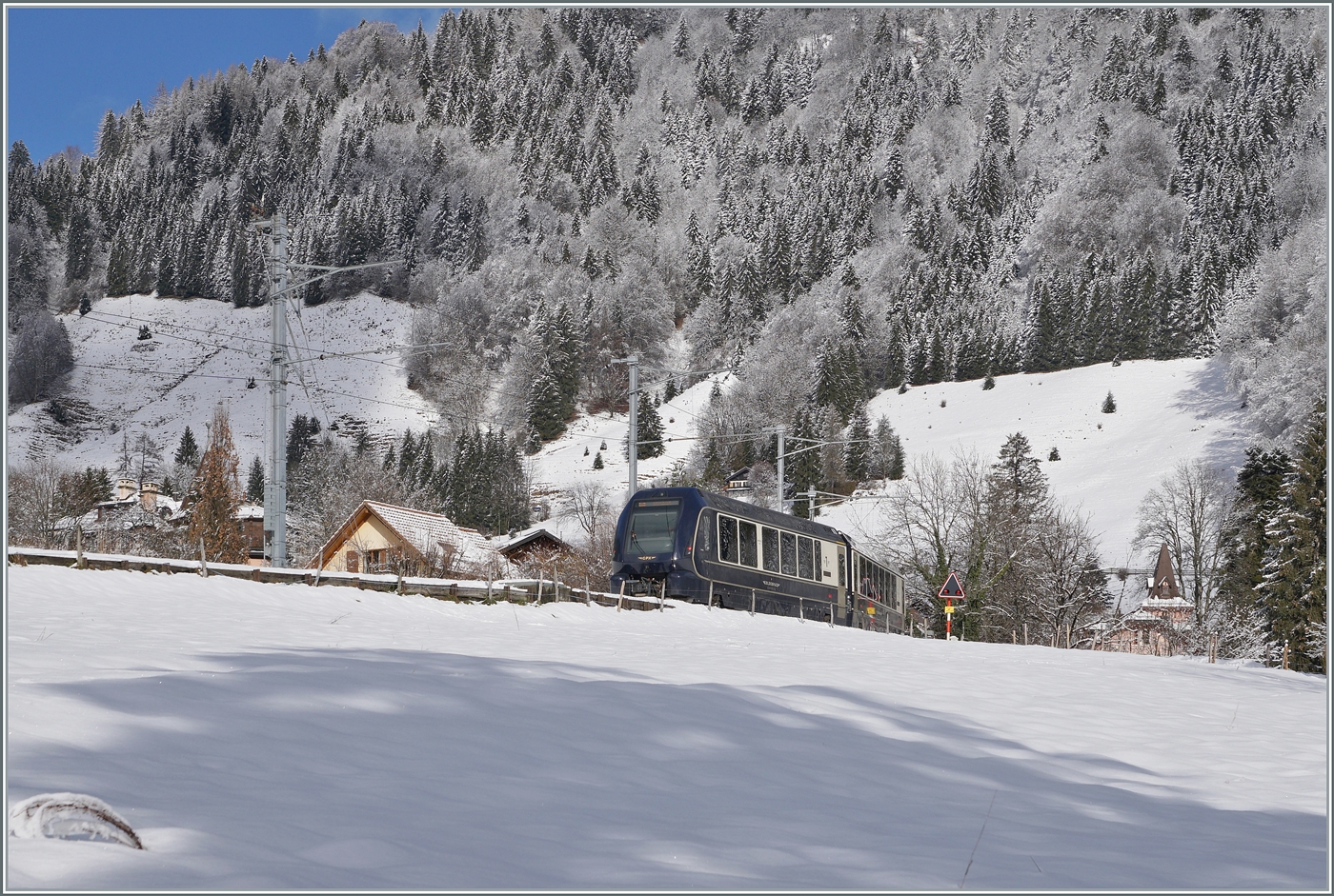 GoldenPass Express Impression in der Winterlandschaft bei Les Avants.

3. Januar 2025