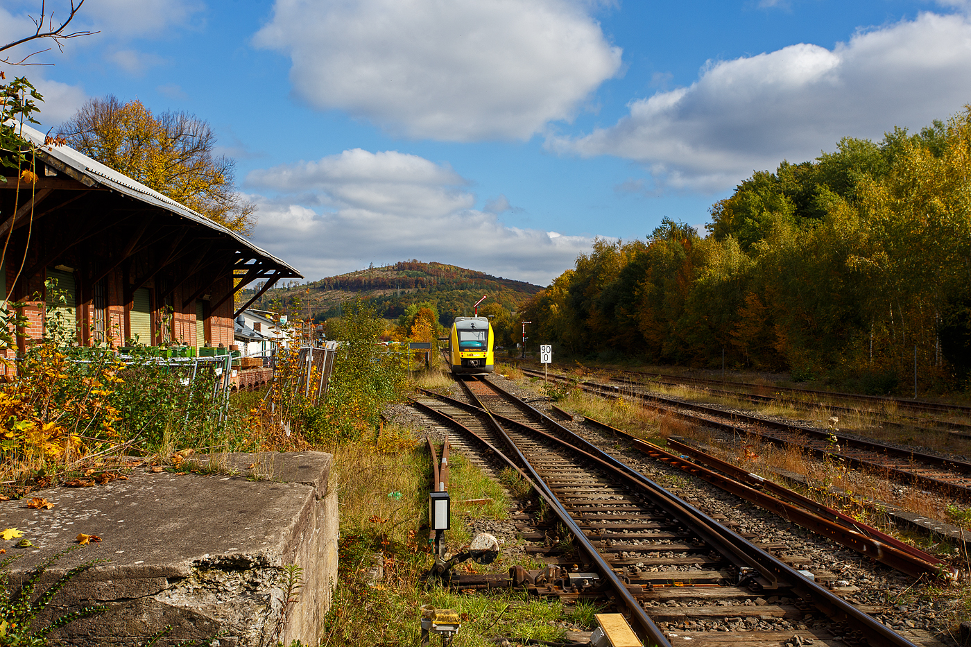 Herbst im Hellertal, der VT 205 ABp (95 80 0640 105-2 D-HEB), in Alstom Coradia LINT 27 der HLB (Hessische Landesbahn) / 3LänderBahn, verlässt am 14 Oktober 2025, als RB 96  Hellertalbahn“ (Betzdorf – Herdorf – Neunkirchen/Siegerland), den Bahnhof Herdorf und fährt weiter in Richtung Neunkirchen/Siegerland.

Der LINT 27 wurde 2004 von ALSTOM Transport Deutschland GmbH (vormals LHB - Linke-Hofmann-Busch GmbH) in Salzgitter-Watenstedt unter der Fabriknummer 1187-005 gebaut und als VT 205 an die vectus Verkehrsgesellschaft mbH geliefert. Mit dem Fahrplanwechsel zum Dezember 2014 wurden alle Fahrzeuge der vectus von der HLB übernommen.
