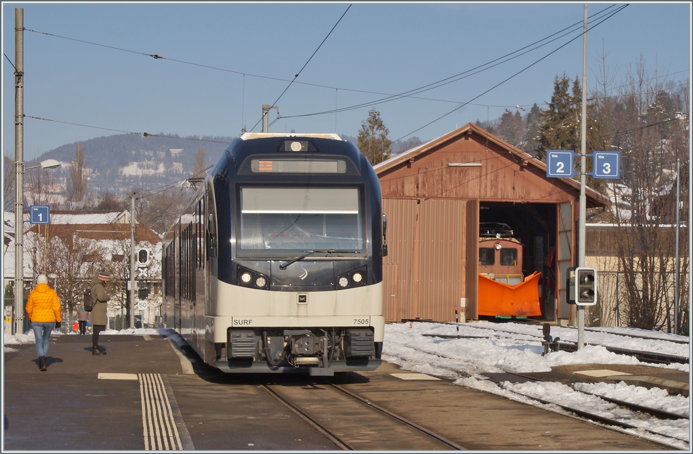 Hier ist nicht etwas der in Blonay wendende CEV MVR ABeh 2/6 7505 das eigentliche Motiv, sondern der ins Dépôt verschwindende CEV Xrot 91 welcher mit der (nicht zu sehenden) HGe 2/2 N° 1 noch einmal auf der Strecke Blonay-Les Pléidades Schnee räumte. 
Ob es das letzte Mal war? Die Antwort bringt der nächste Winter...

25. Jan. 2023