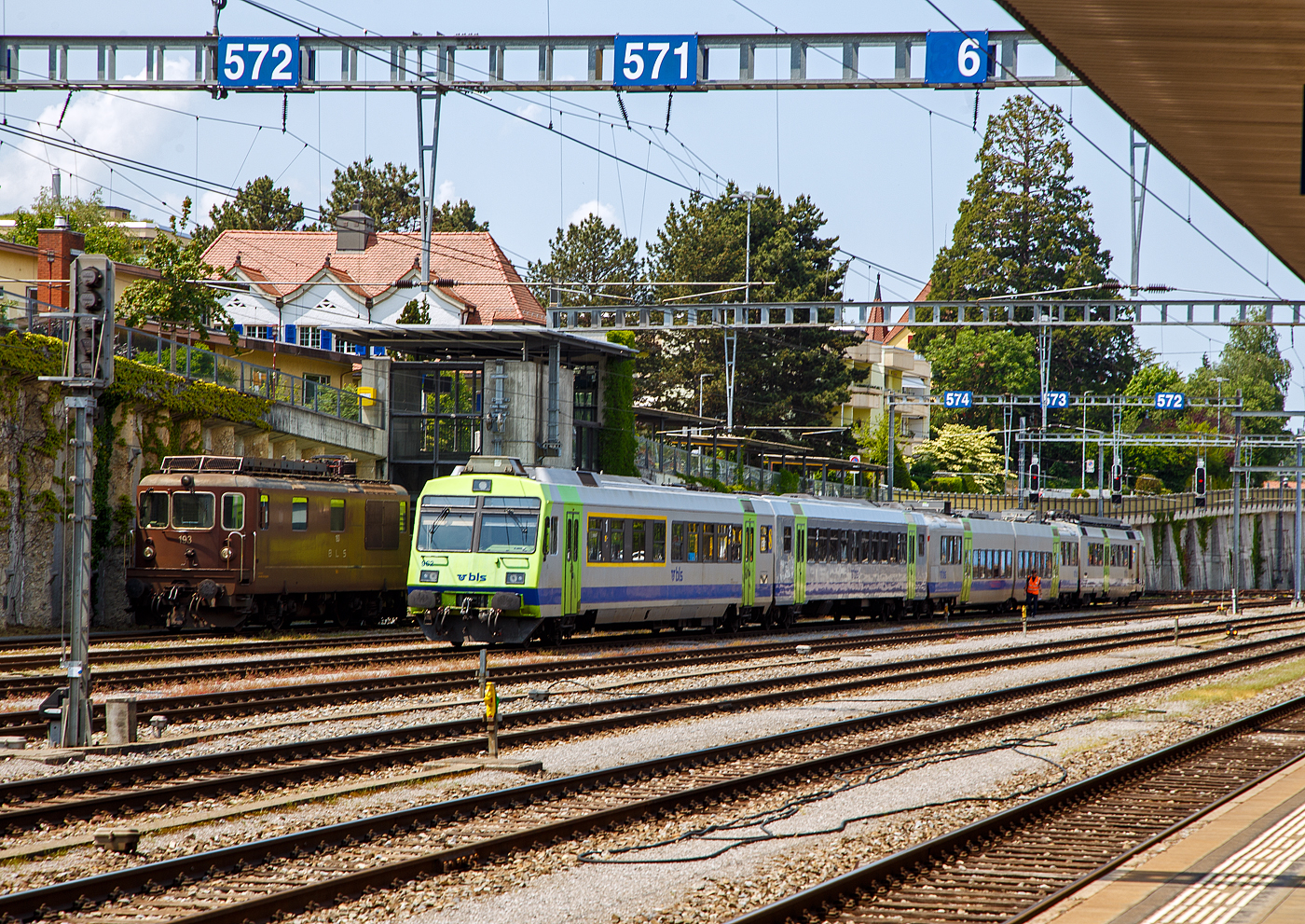 Hinten die „braune“ BLS Re 4/4 – 193 „Kandersteg“ (Re 425 193) und davor ein BLS NPZ (RBDe 565) sind am 28
Der sogenannte «Privatbahn-NPZ» besteht hier (vierteilig) aus:
•	1./2. Klasse Steuerwagen ABt 962 (50 85 80-35 962-x CH-BLS), ex BLS ABt 955,
•	einem 2. Klasse Zwischenwagen B 50 85 20-35 5xx-x CH-BLS,
•	einem sechsachsigen teilweise niederflurigen 2. Klasse Zwischenwagen, einem sogenannter B Jumbo, B 50 85 22-35 6xx-x CH-BLS, sowie einem
•	Triebwagen RBDe 565 (94 85 7 565 7xx-x CH-BLS)

Die BLS RBDe 565, ursprünglich RBDe 4/4 der BLS-Gruppe, sind Pendeltriebzüge (Elektro-Triebwagen mit Zwischen- und Steuerwagenwagen) für den Einsatz im Regionalverkehr der BLS AG. Seit 2021werden die Züge durch Stadler Flirt der 4. Generation  (MIKA) abgelöst.

Die RBDe 4/4 wurden von der damaligen BLS-Gruppe gemeinsam mit der Bodensee-Toggenburg-Bahn (BT) entwickelt. Diese Fahrzeuggruppe wird heute meist als «Privatbahn-NPZ» bezeichnet. Die NPZ der SBB (und TRAVYS sowie SOB) sind Weiterentwicklungen der Privatbahn-NPZ mit folgenden Hauptunterschieden: Höchstgeschwindigkeit 140 km/h (statt 125 km/h), Vielfachsteuerung IIId (Befehlsgebersteuerung statt Charakteristiksteuerung), keine Abteiltüren (dadurch Lüftungsmodul auf dem Dach) und modifizierte Front.

Der sogenannte B Jumbo ist ein aus alten vierachsigen Einheitswagen umgebauter, sechsachsiger und teilweise niederfluriger Reisezugwagen, der in der Schweiz erstmals für die BLS gebaut wurde.

TECHNISCHE DATEN Triebwagen:
Spurweite: 	1.435 mm (Normalspur)
Achsfolge: Bo'Bo' 
Länge über Puffer: 25.000 mm 
Drehzapfenabstand: 17.500 mm
Achsabstand im Triebdrehgestell: 2.700 mm
Gewicht: 72,0 t 
Dauerleistung: 1.650 kW / 2.240 PS
Anfahrzugkraft: 164 kN
Höchstgeschwindigkeit: 125 km/h
Sitzplätze: 55 in der 2. Klasse
Max. Ladegewicht: 4 t
Stromsystem: 15 kV 16⅔ Hz AC

Quellen: BLS, wikipedia

