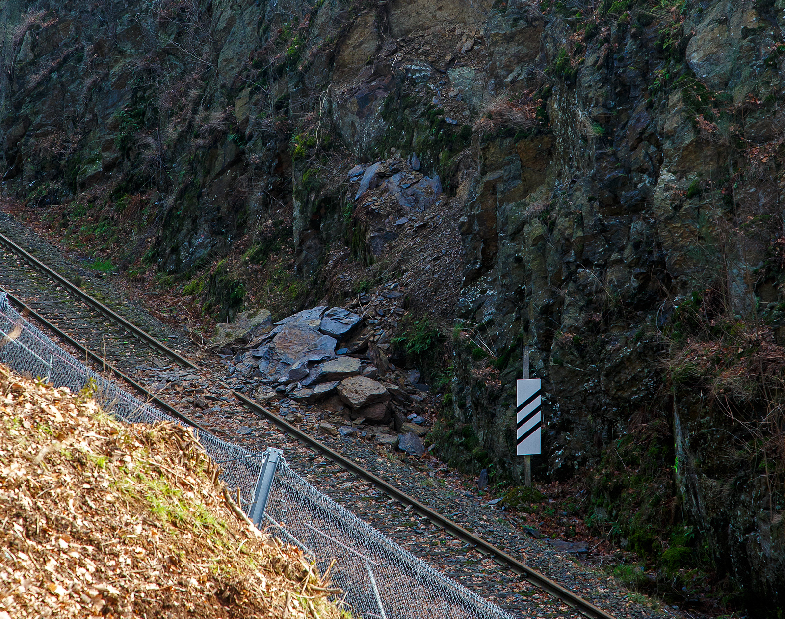 HLB Zug am 23.12.2022 auf der Hellertalbahn entgleist und die Strecke bleibt weiter lange, vermutlich bis Juni 2023, gesperrt...
Hier sieht man (am 06.02.2023) das abgerutschte Felsmaterial welches am 23.12.2022 einen Triebwagen der RB 96 „Hellertalbahn“, den HLB VT 507, zur Entgleisung brachte. Verletzt wurde zum Glück niemand.
