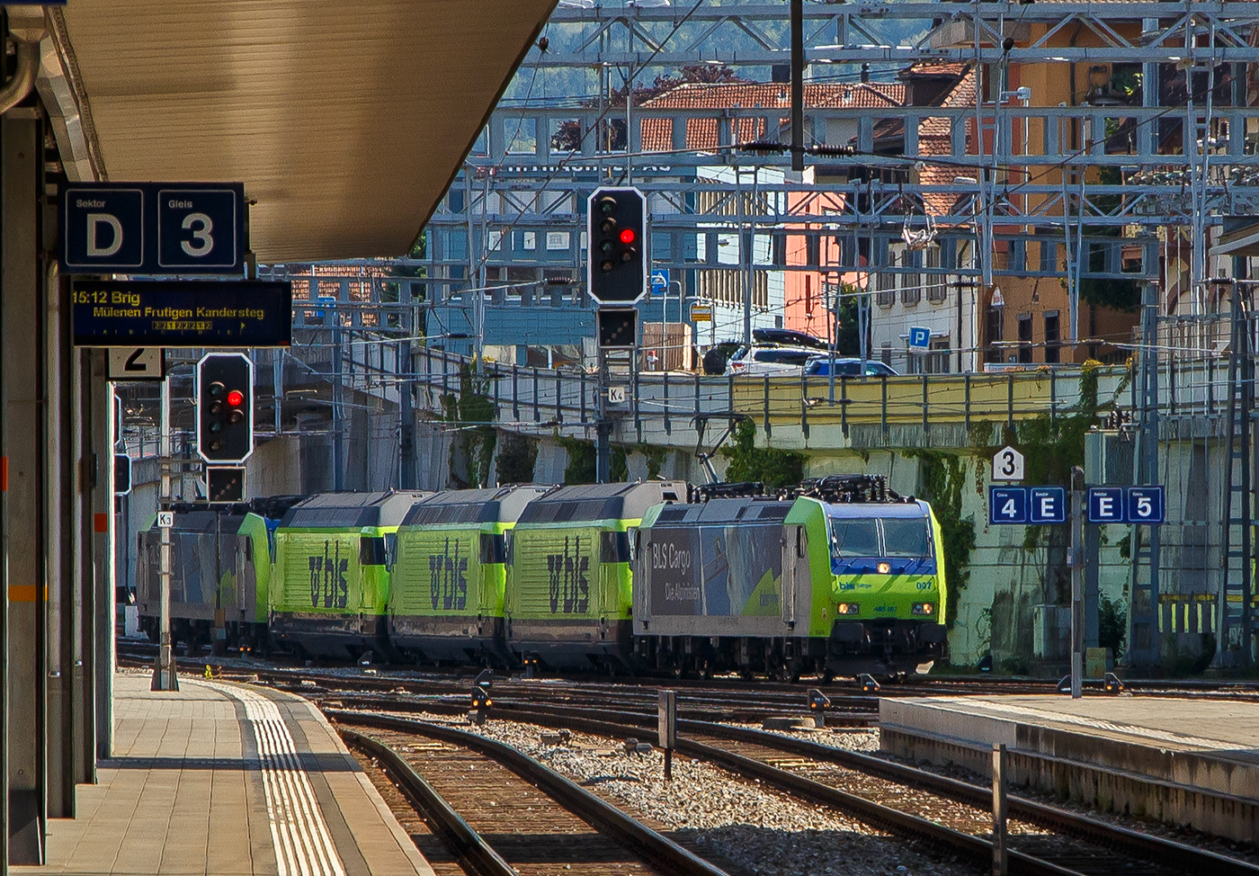 Im Sandwich zweier BLS Re 485 (Bombardier TRAXX F140 AC1), drei BLS Re 465 im neuen leuchtenden BLS-Grün mit blauem Logo, fährt der Lokzug von der BLS Werkstätte Spiez am 08 September durch den Bahnhof Spiez. Vorne ist die BLS Cargo Re 485 007 (91 85 4485 007-9 CH-BLSC). Für eine bessere Sichtung war ich hier am falschen Bahnsteig.

Vermutlich war diese eine Überführung der 3 Re 465 zwischen den BLS Werkstätten Spiez und Bönigen. Die Re 465 waren fertig lackiert, aber wohl noch nicht fertig modernisiert, und so konnten sie auch nicht selbst fahren.

In den Jahren 2019 bis 2022 wurden die Lokomotiven einem Refit unterzogen. Darin enthalten waren unter anderem der Einbau der Vielfachsteuerung ZMS für den Güterverkehr mit Traxx- und Vectron-Lokomotiven und ETB (Ethernet Train Backbone) für den Autoverlad am Lötschberg. Die Kästen wurden saniert und neu in hellem BLS-Lindengrün mit blauem Logo lackiert. Die Arbeiten wurden in den eigenen Werkstätten der BLS ausgeführt, die Kosten beliefen sich auf 20 Millionen Franken.