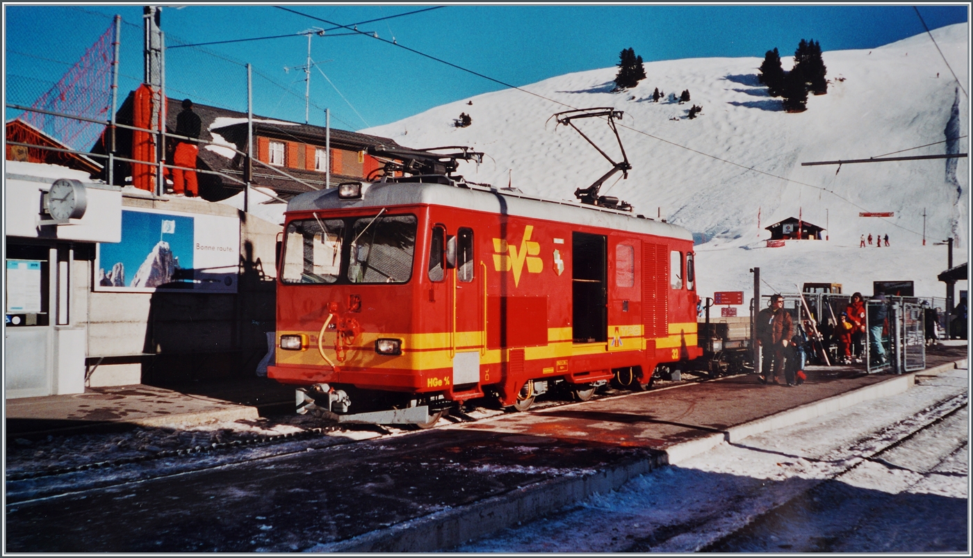 In Col de Bretaye übernimmt die TP BVB HGe 4/4 32 einen Materialzug. 

Analogbild vom Jan. 2001