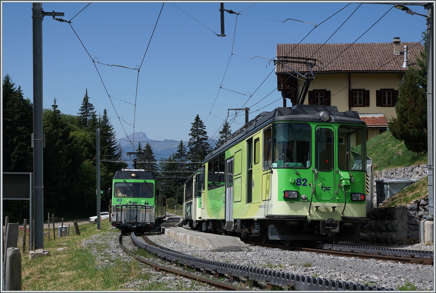 In kleinen Bahnhof von Col-de-Soud kreuzen sich die beiden Züge mit den nicht baugleichen TPC BVB Triebwagen BDeh 4/4 82 und BDeh 4/4 83. 

19. Aug. 2023