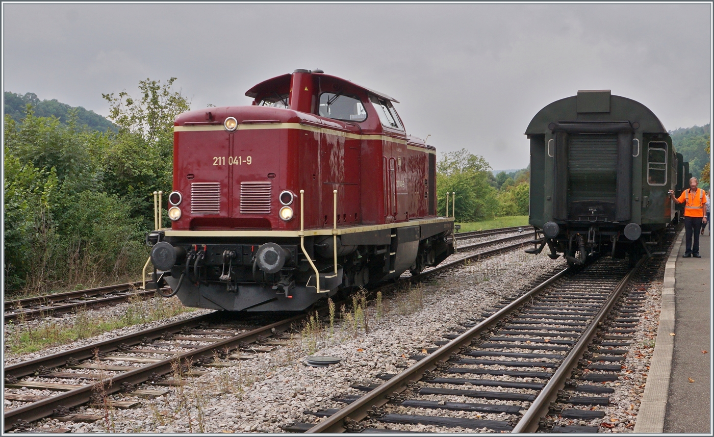 In Weizen eingetroffen umfährt die Diesellok 211 041-9 (92 80 1211 041-9 D-NeSA) ihre Kompositon um wenig später nach Zollhaus Blumberg zurück zu fahren.

27. August 2022