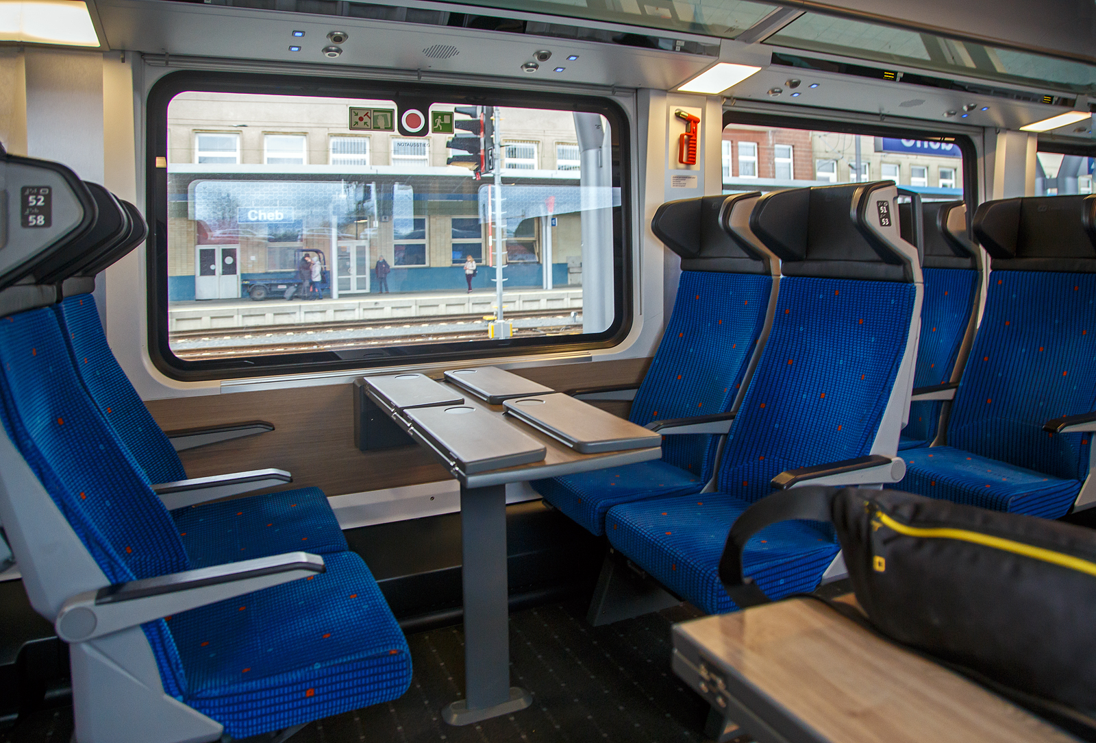 Innenraum von einem  2.Klasse ČD InterJet Gro�raumwagen der Gattung Bmpz 895 (CZ- ČD 73 54 21-91060 bis 079) der ČD - Česk� dr�hy eingereiht als Wagen 368 in den R15 „Kru�nohor“ (Cheb - Karlovy Vary - Praha hl.n.), am 17.04.2023 im Bahnhof Cheb (Eger). Hier ein Vierer mit Tisch (Vis-�-vis).