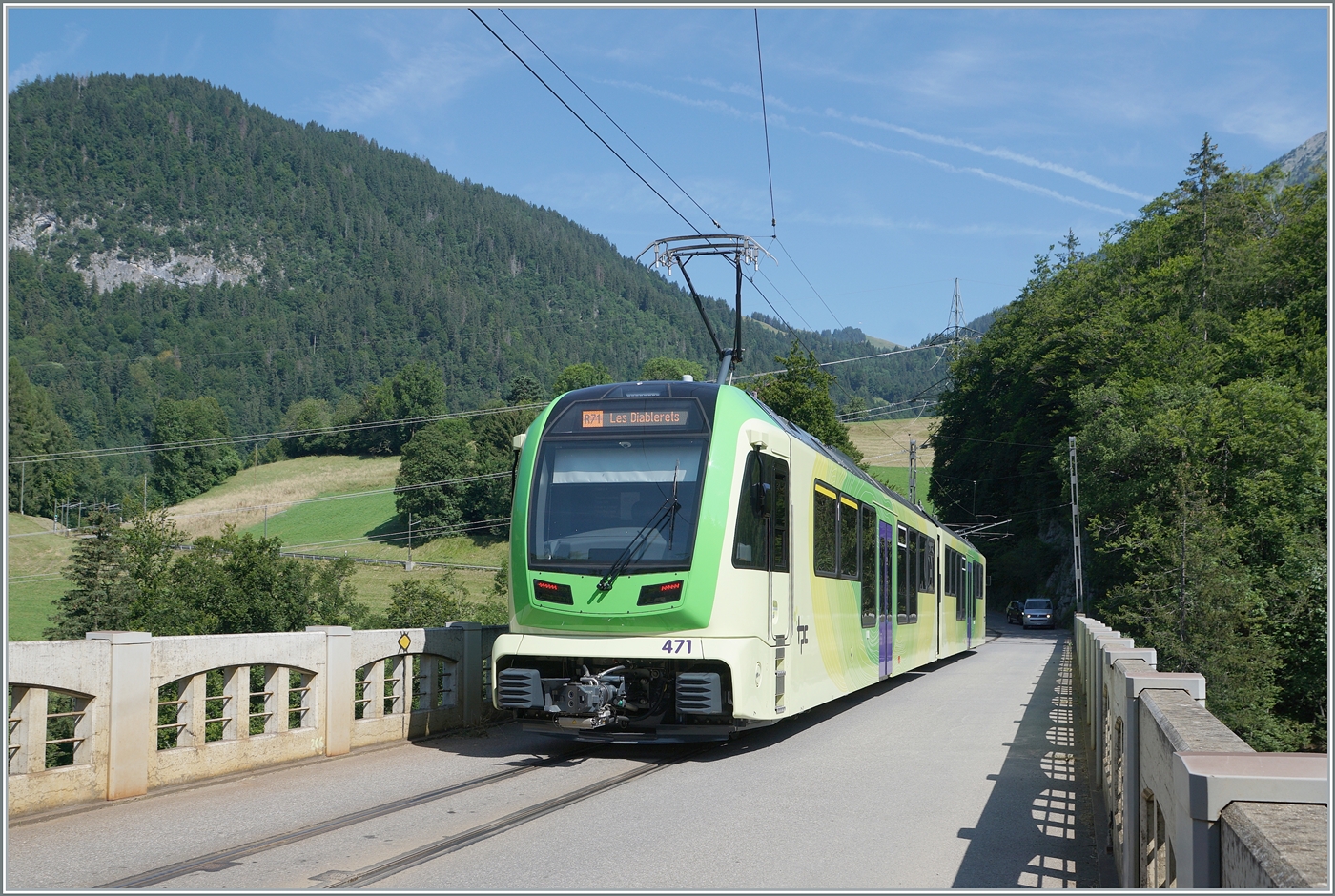 Kurz nach dem Halt in Les Planches (Aigle) fährt der TPC / ASD ABe 4/8 471 über über die 97 Meter lange Brücke  Planches  welche über den Fluss Grande Eau führt und auch von Fussgänger und Auto genutzt wird in Richtung Le Sépey. 

27. Juli 2024
