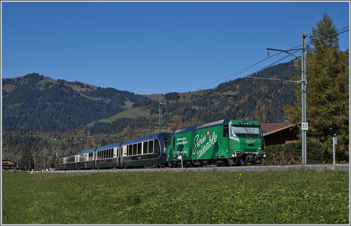 Kurz nach Gstaad ist die MOB Ge 4/4 8004  Swisstainable  mit dem GoldenPass Express PE 4069 auf der Fahrt von Interlaken Ost nach Montreux.

13. Oktober 2025
