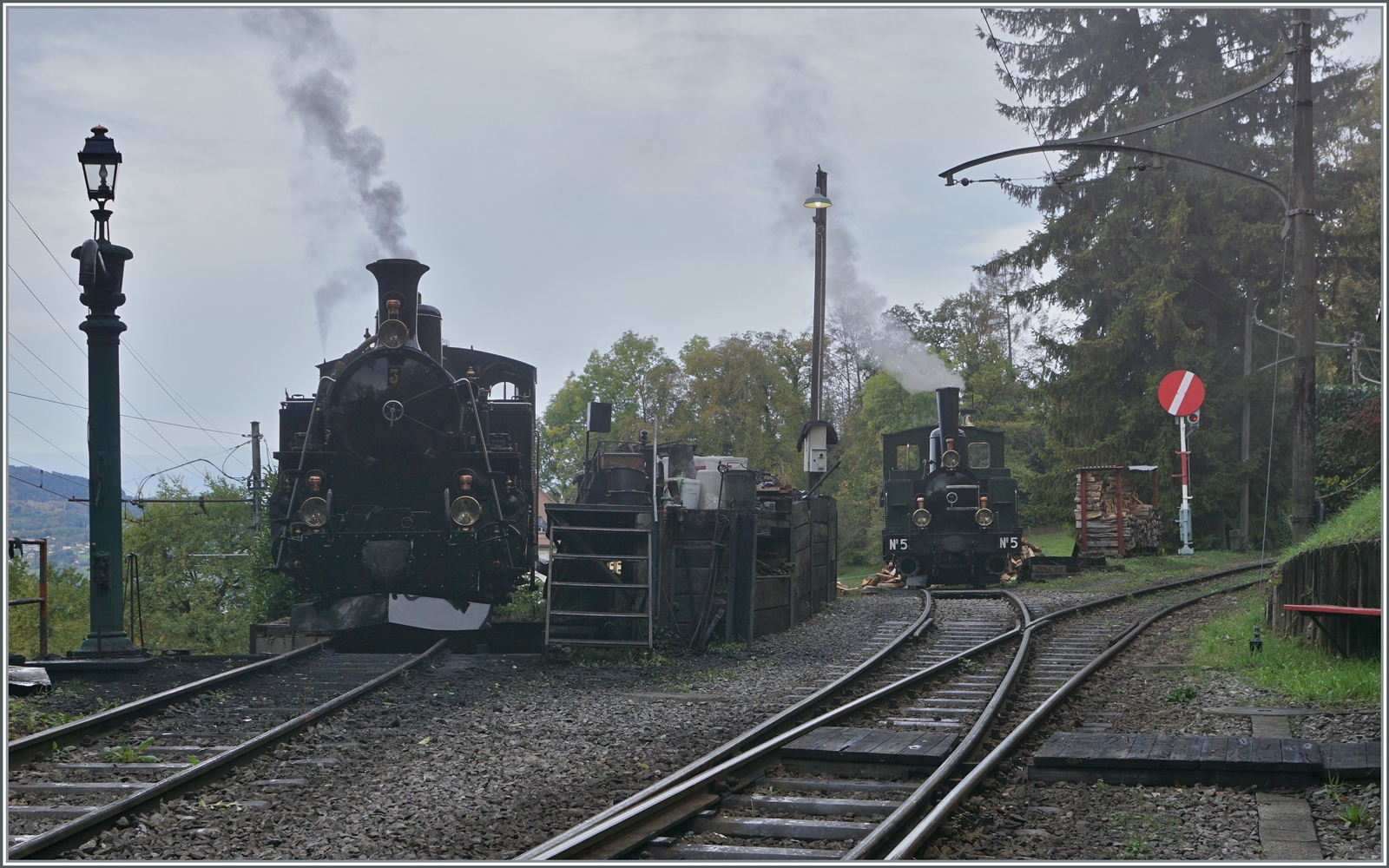  La DER de la Saison  - Etwas Tiefdruck, Föhn und doch schwacher Sonnenschein gestalteten mit dem Rauch der beiden B-C Dampfloks eine reizvolle Stimmung im BW von Chaulin. 
Die beiden B-C BFD HG 3/4 N° und LEB G 3/3 N° 5 werden für den nächsten Einsatz versorgt. 

28. Okt. 2023