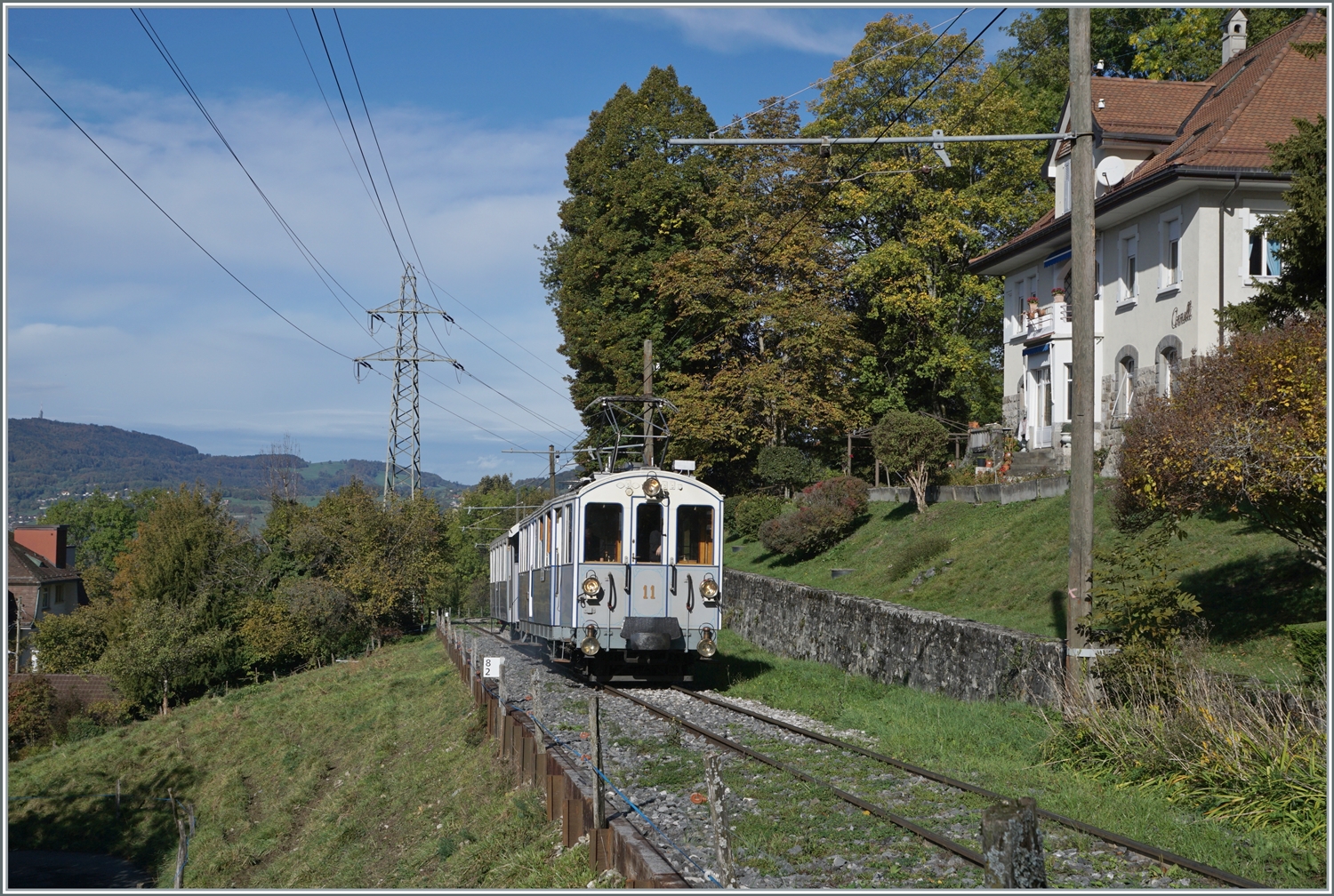  La DER de la Saison 2023  - Der MOB BCFe 4/4 N° 11 von 1905 ist vor Chaulin auf der Fahrt von Blonay nach Chamby.

28. Oktober 2023