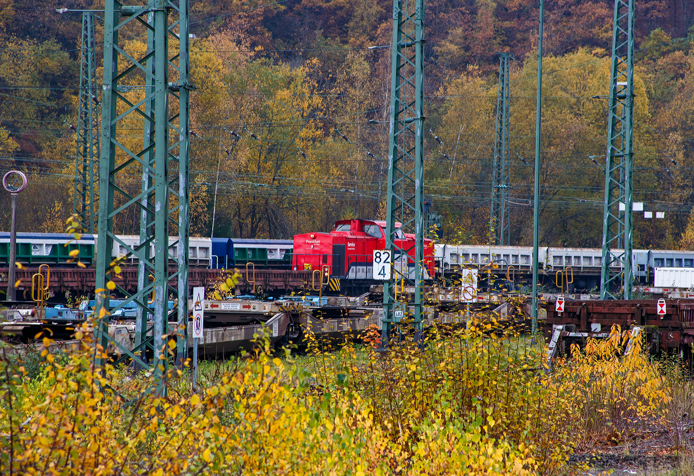 Leider z.Z. nicht besser abzulichten, die an die Spitzke Logistik GmbH vermietete 203 127-6  Frankfurt am Main  (92 80 1203 127-6 D-ALS) der ALS - ALSTOM Lokomotiven Service GmbH (Stendal) steht am 08 November 2025 mit einem Schotterzug beim Rbf Betzdorf/Sieg. Hier werden zurzeit Gleise erneuert. 

Die Diesellok eine DR V 100.1 wurde 1973 von LEW (VEB Lokomotivbau Elektrotechnische Werke „Hans Beimler“, Hennigsdorf) unter der Fabriknummer 13563 gebaut und als DR 112 524-4 an die Deutsche Reichsbahn ausgeliefert. Zum 01.01.1992 erfolgte die Umzeichnung in DR 202 524-5 und zum 01.01.1994 ging sie dann an die DB AG über. Die Ausmusterung bei der DB erfolgte 1998. Im Jahre 1999 ging sie an die SFZ - Schienenfahrzeugzentrum Stendal. Von der ALS - ALSTOM Lokomotiven Service GmbH in Stendal erfolgte dann 2002 der Umbau gemäß Umbaukonzept  BR 203.1  in die heutige 203 127-6. Im Jahr 2007 wurde sie an die LDS GmbH Logistik, Dienstleistungen & Service in Eutin  3  (92 80 1203 127-6 D-LDS) verkauft und 2012 ging sie an die Schweerbau GmbH & Co. KG. Im Jahr 2022 ging sie wieder zurück an die ALS, wo sie nun wieder als Mietlok unterwegs ist.
