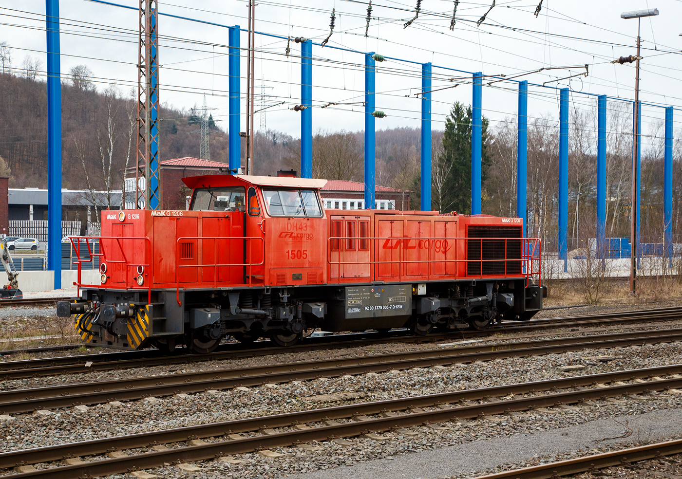 Man sah der ehemaligen Luxemburgerin ihre vielen Einsatzorte an....
Die 275 005-7 (92 80 1275 005-7 D-KSW) der Kreisbahn Siegen-Wittgenstein (KSW) fährt am 17. März 2017 in Kreuztal vom Gbf zum Abstellbereich.

Die MaK G 1206 wurde von Vossloh in Kiel unter der Fabriknummer 1001025 für Locomotion Capital Ltd., gebaut.

Ihre Stationen als Mietlok waren unteranderem:
2000 bis 2003 für die Häfen und Güterverkehr Köln AG als HGK DH 43 bzw. HGK DH 51 
2004 für die NEG - Norddeutsche Eisenbahngesellschaft mbH 
2006 bis 2013 für die CFL Cargo S. A., als CFL Cargo 1505 (92 82 0001 505-7 L-CFLCA)
2014 für die HGB Hessische Güterbahn GmbH in Buseck (92 82 0001 505-7 L-HGB)
2015 bis 2016 CFL Cargo Deutschland GmbH als 1505 (92 80 1275 005-7 D-CFLCA)
2016 für die AVG - Albtal-Verkehrs-Gesellschaft mbH
Von Nov. 2026 bis 2017 war sie bei der Kreisbahn Siegen-Wittgenstein (KSW) und hatte die NVR-Nummer 92 80 1275 005-7 D-KSW, diese Nr. war zweimal vergeben, die Vossloh Fabriknummer 5001629 trägt die gleiche NVR-Nummer, war wohl ein Fehler bei der Vergabe.
Seit 2018 ist sie bei der RBB - Regiobahn Bitterfeld Berlin GmbH, Bitterfeld als   1025  die NVR-Nummer (92 80 1275 027-1 D-RBB) ist nun auch berichtigt.
