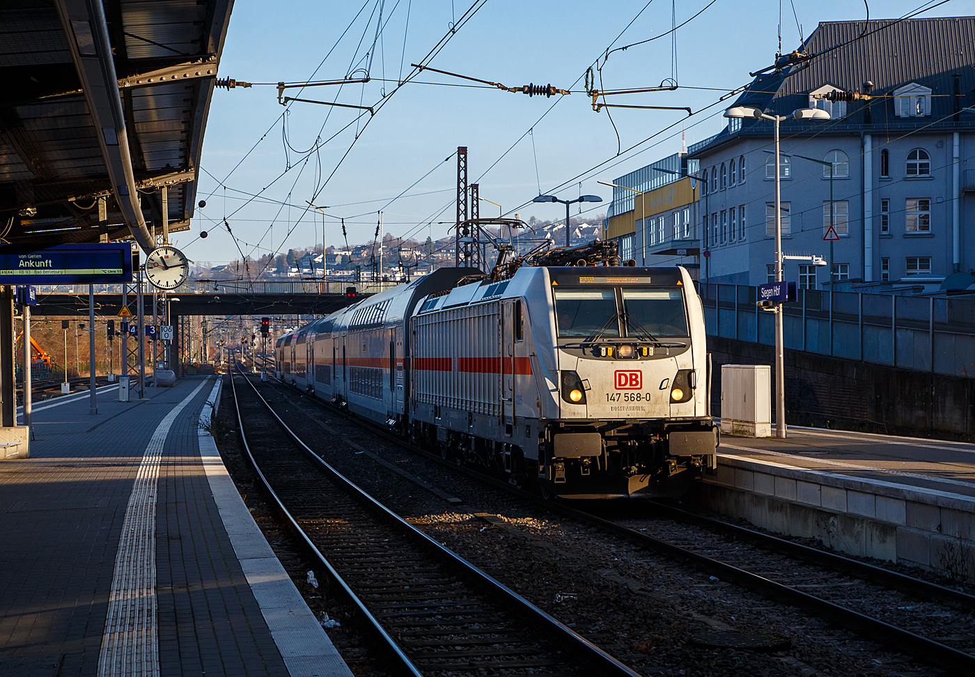 Mit ca. 15 Minuten Verspätung erreicht die 147 568-0 (91 80 6147 568-5 D-DB - IC 4895) der DB Fernverkehr AG, mit dem IC 2322 (Friedberg/Hessen - Siegen - Hamm - Münster - Norddeich Mole), am 15.12.2022 den Hauptbahnhof Siegen. Wegen Bauarbeiten fahren die IC2 nicht ab/bis Frankfurt a. M. Hbf sondern erst ab/bis Friedberg/Hessen. 

Die TRAXX P160 AC3 wurde 2019 von Bombardier in Kassel unter der Fabriknummer 35611 gebaut und an die DB Fernverkehr AG geliefert. Sie hat die Zulassungen für Deutschland. Für die Schweiz ist/war die Zulassung auch vorgesehen, daher hat sie auch vier Stromabnehmer (je 2 mit breiter Wippe und schmaler Wippe), doch wurde noch keine und wird wohl auch keine Zulassung für die Schweiz vom Hersteller erlangt.
