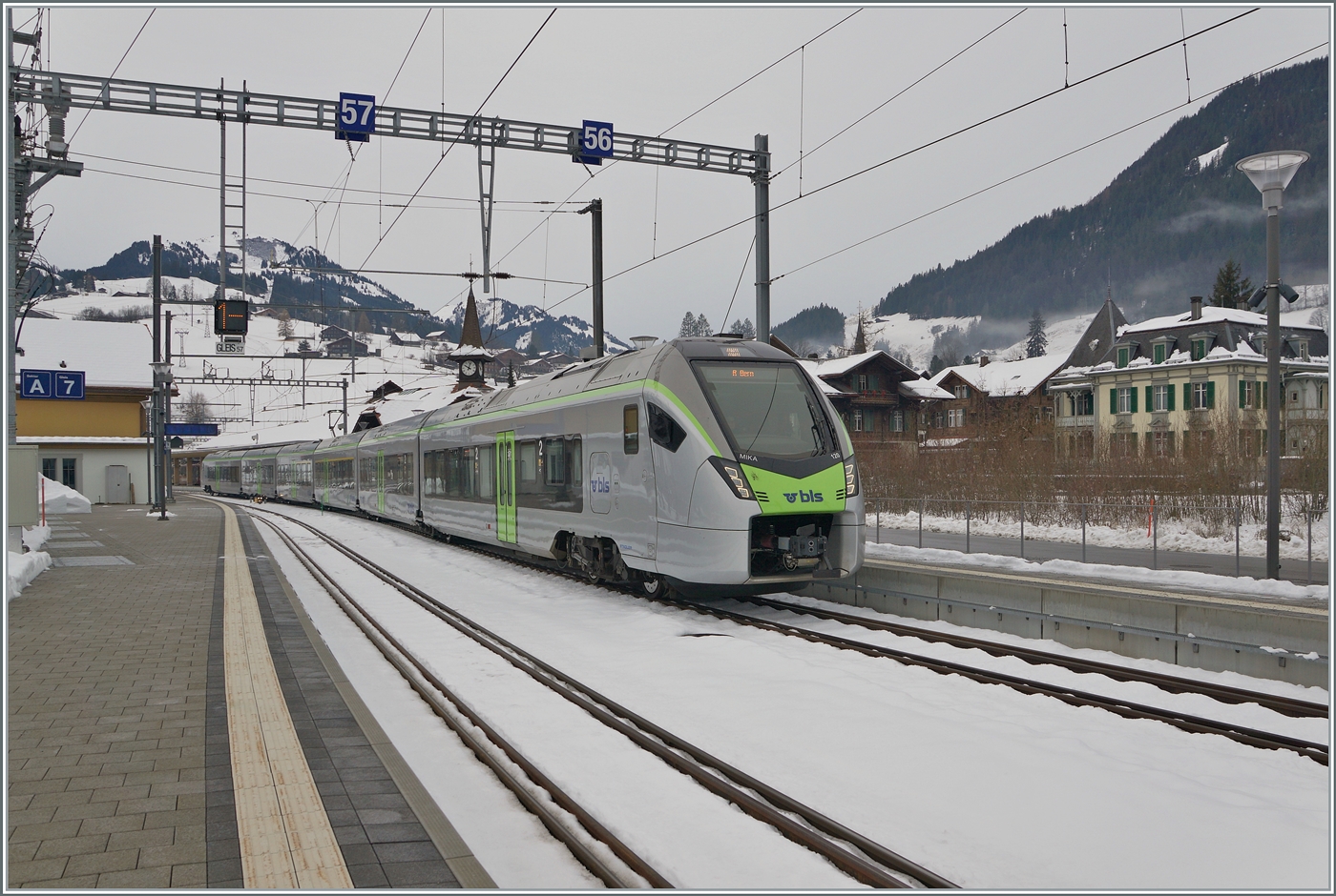 Mit dem Fahrplanwechsel im Dez. 2022 wurden auch die Lötschberger RABe 535 Bern-Domo/Zweisimmen durch BLS RABe 528 MIKA abgelöst. 
der BLS RABe 528 128 verlässt Zweisimmen in Richtung Bern. 

15. Dez. 2022