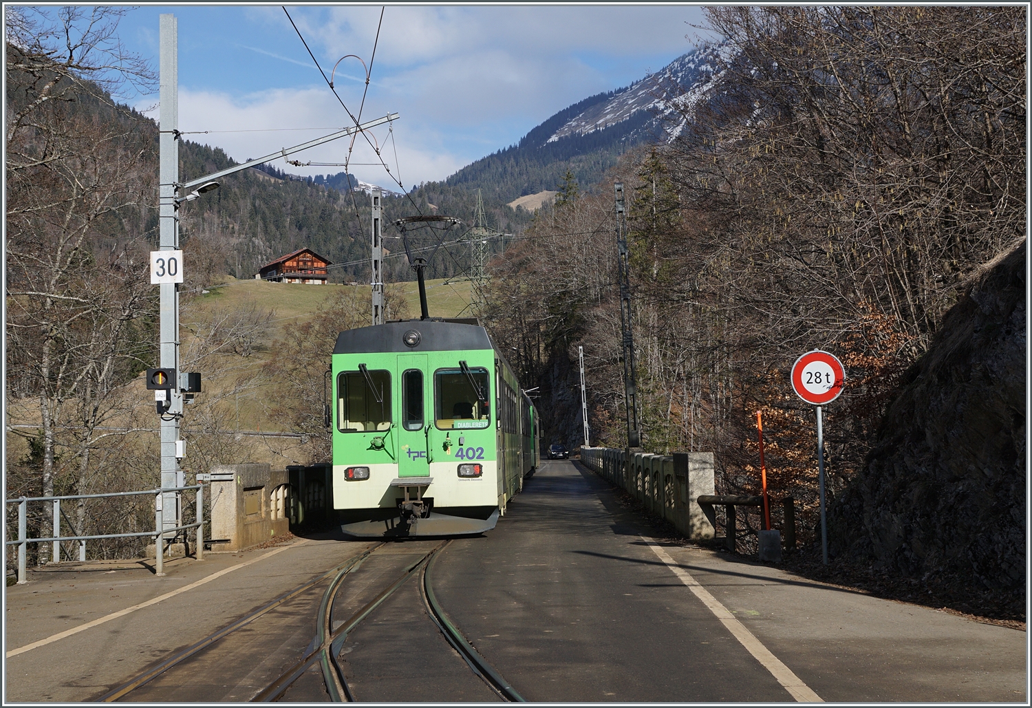 Mit dem TPC ASD BDe 4/4 403, einem Bt und dem BDe 4/4 402 am Schluss verlässt der Regio 71 432 auf seiner Fahrt von Aigle nach Les Diablerets die Abzweigstation Les Planches (Aigle) in Richtung Le Sépey. 

17. Februar 2024