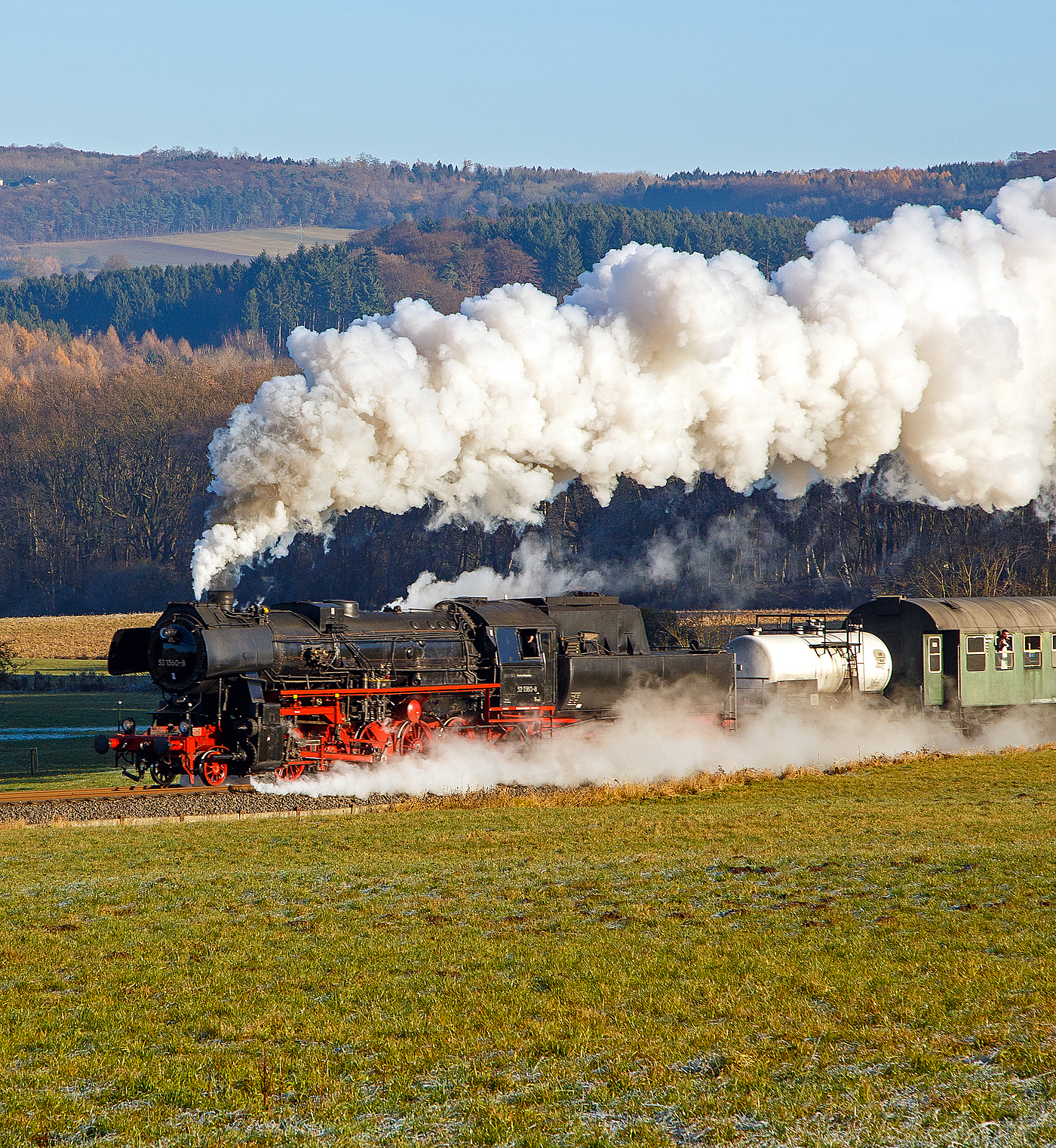 Mit mächtig langer Rauchfahne über den Westerwald....
Die 52 1360-8 bzw. 52 360  (90 80 0052 360-9 D-HEV) vom Verein zur Förderung des Eisenbahnmuseums Vienenburg e.V.  mit dem Dampfsonderzug der Eisenbahnfreunde Treysa e.V., am 03 Dezember 2016 auf der Glühweinfahrt von Limburg nach Westerburg über die Oberwesterwaldbahn (KBS 461), hier bei Berzhahn.

Die Lok wurde 1943 von August Borsig Lokomotiv-Werke in Berlin unter der Fabriknummer 15457 gebaut. Sie ist noch eine der letzten drei Altbau 52er mit Generalreparierten Kessel der DR. Sie hat eine Leistung von 1.600 PS und schafft eine Höchstgeschwindigkeit von 80 km/h.
