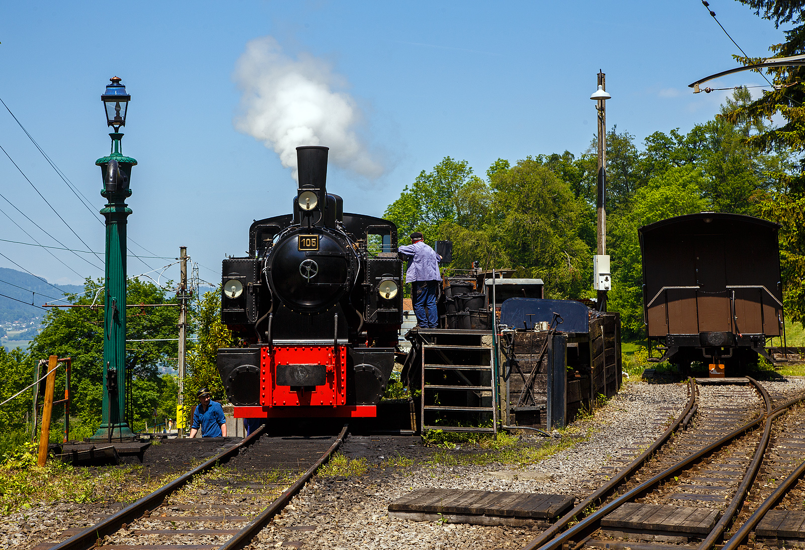 Museumsbahn-Romantik pur – Pfingsten 2023 (Samstag 27. bis Montag 29. Mai 2023) fand bei der Museumsbahn Blonay–Chamby das Schweizer Dampffestival 2023 / Festival suisse de la Vapeur 2023 statt.

Bei der Dampflok-Wartungsstelle der Museumsbahn Blonay–Chamby beim Museumsareal in Chaulin steht am 27. Mai 2023 die G 2x2/2 Mallet-Dampflok 105  Todtnau  der Museumsbahn Blonay–Chamby, ex SEG 105  Todtnau .