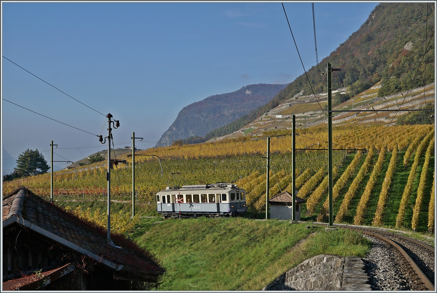 Nachdem ich mich beeilt hatte, an der Strecke eine Fotostelle zu finden, musste ich nicht lange warten, bis der ASD 1914 BCFe 4/4 N° 1 kam und in den herbstlichen Rebbergen ein gutes Bild abgab. 

2. Nov. 2024