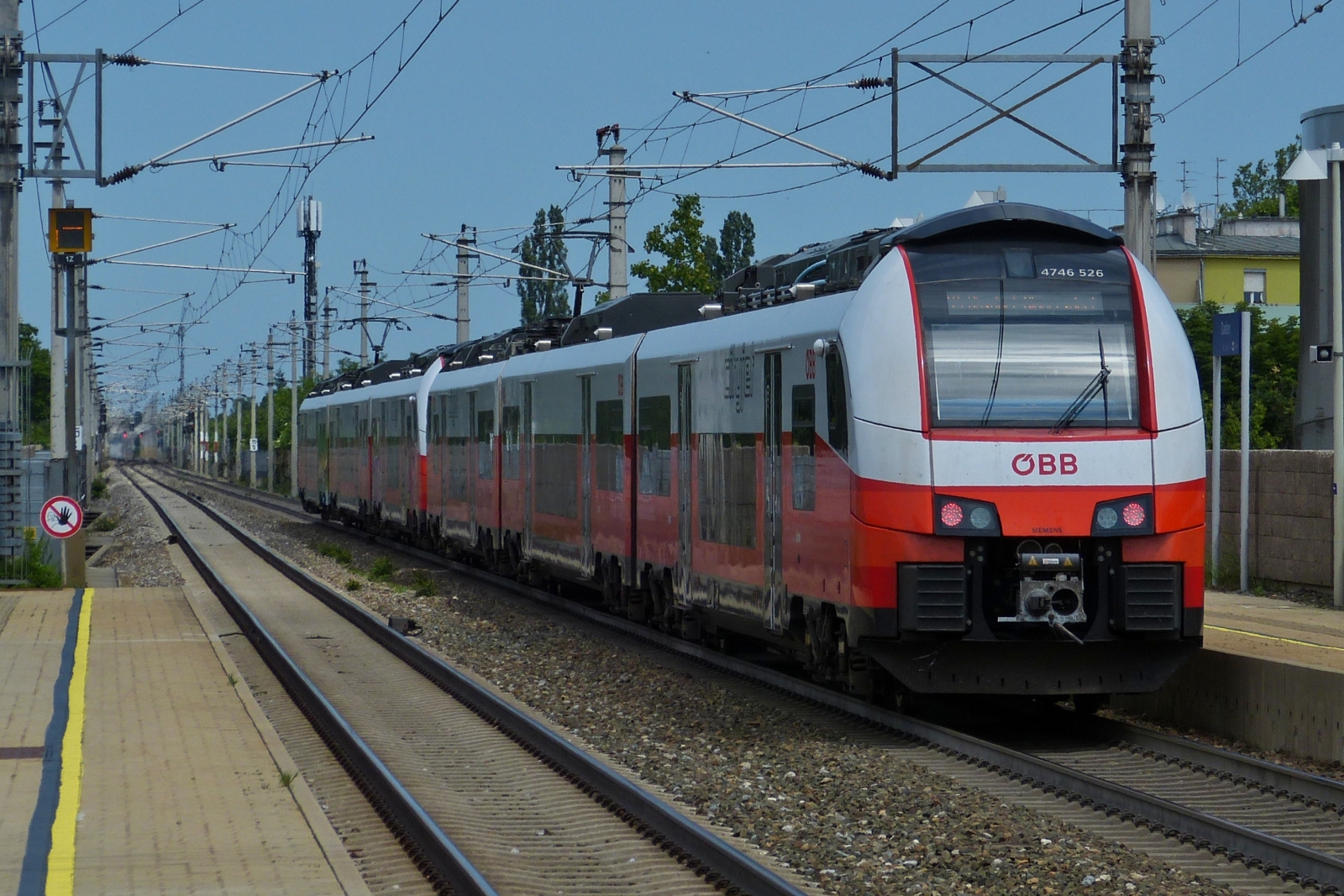 Nachschuss auf das Desiro Doppel mit 4746 526 am Ende, welches als S-Bahn die Haltestelle von Wien-Baden in Richtung Wien Hauptbahnhof verl�sst. 03.06.2023