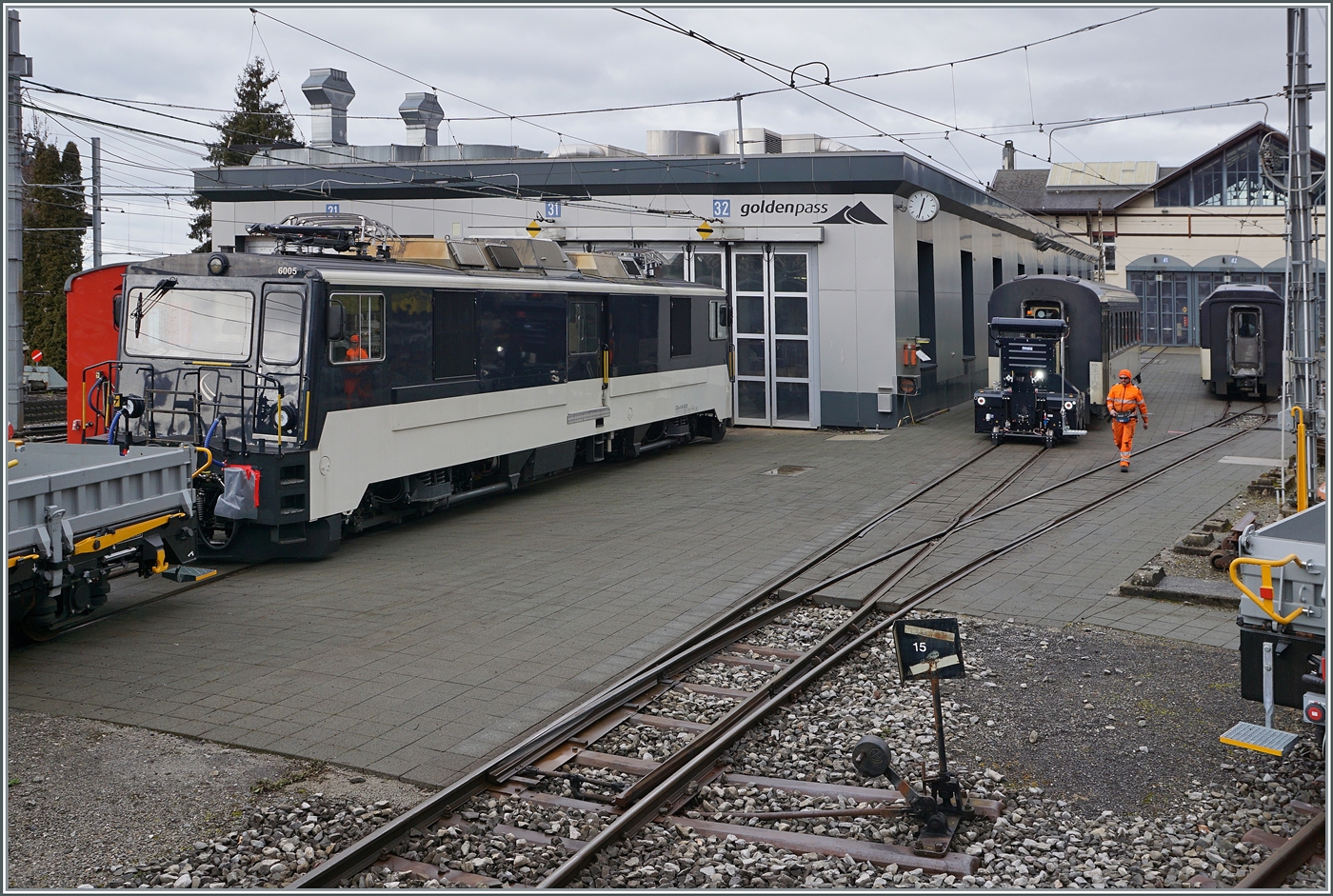 Neben dem CEV Te 2/2 82 gab es noch weiters zu sehen: Da wäre einmal die MOB GDe 4/4 6005, die (leider kaum zu sehn) nun mit einer automatischen Kupplung ausgerüstet ist und im Hintergrund der neue ZAGRO E-MAXI (mit Batterieantrieb) der MOB Werkstättenbereich in Chernex beim Verschub hilft. 

20. Februar 2026