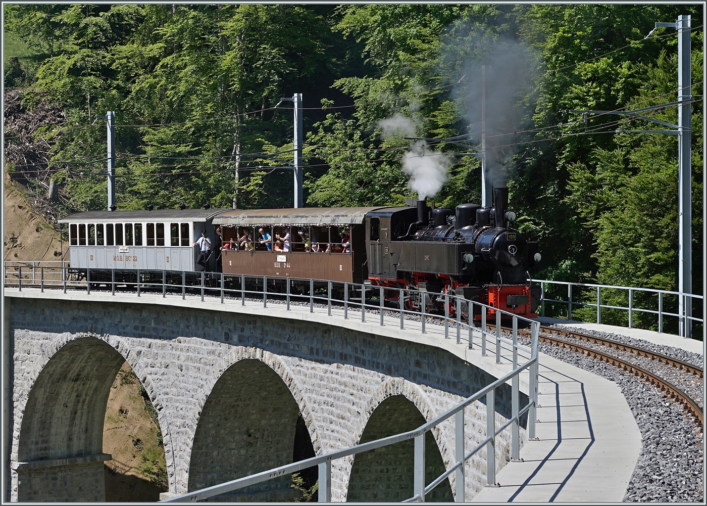Noch einmal die SEG G 2x2/2 105 der Blonay Chamby Bahn mit ihrem Dampfzug auf dem Weg von Blonay nach Chamby auf dem frisch sanierten Baye de Clarens Viaduktes, hier jedoch zeigt das Bild nur den  schöneren Teil  des Viaduktes. 

18. Mai 2025