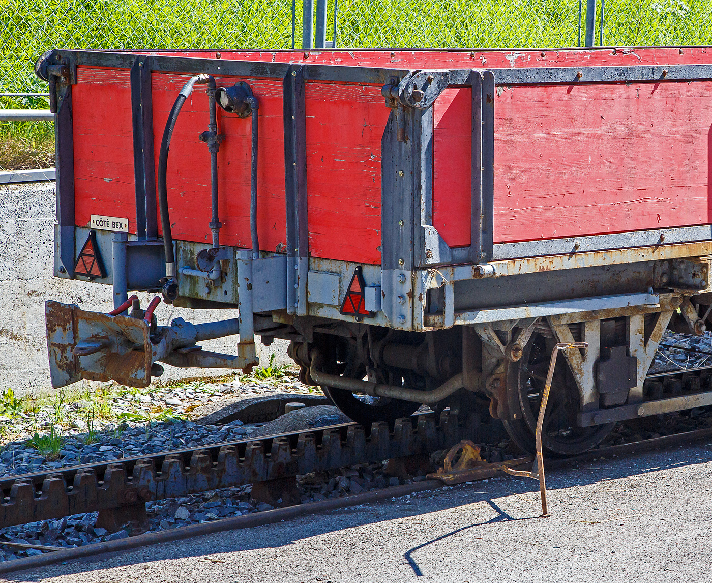 Nochmal als Detailbild der zweiachsige Güterwagen TPC / BVB Kkm 716  (ex BGVC  L 156, später BVB L 216) am 10 September 2023 abgestellt in Villars-sur-Ollon.

Hier kann man gut das Bremszahnrad erkennen.
