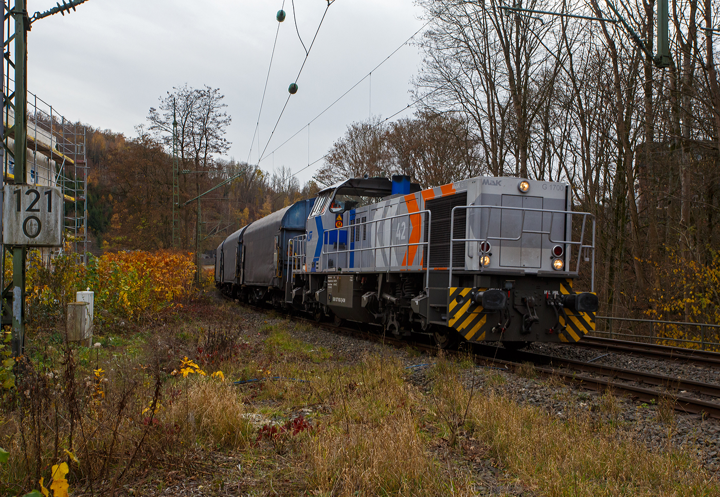 Nun f�hrt die KSW 42 bzw. 277 902-3 (92 80 1277 902-3 D-KSW) der KSW (Kreisbahn Siegen-Wittgenstein) am 14 November 2025 mit dem �bergabeg�terzug (leere Coilwagen), von Herdorf via Betzdorf und Siegen nach Kreuztal, durch Kirchen/Sieg. 