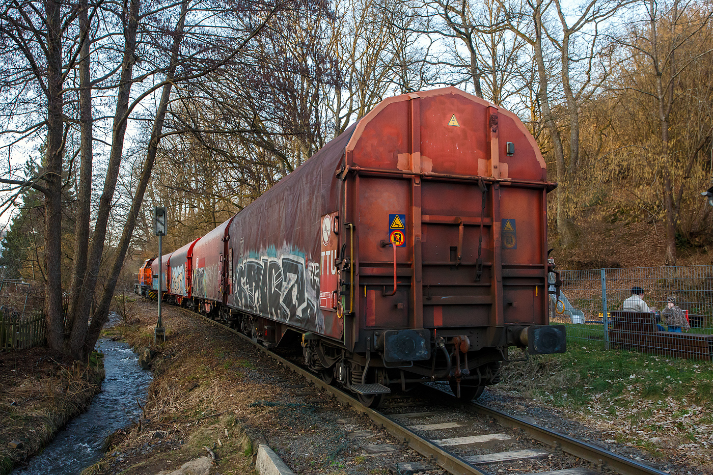 Nun fährt die KSW 44 (92 80 1271 004-4 D-KSW), eine MaK G 1000 BB der KSW (Kreisbahn Siegen-Wittgenstein) am 26 Februar 2026 in Neunkirchen-Salchendorf mit weiteren 4 beladenen Coilwagen hinauf zum Pfannenberg (ehemals Grube Pfannenberger Einigkeit), wo sich heute die Produktionshallen der EMW Stahl Service GmbH, ein Geschäftsbereich der SCHÄFER WERKE Gruppe befinden.