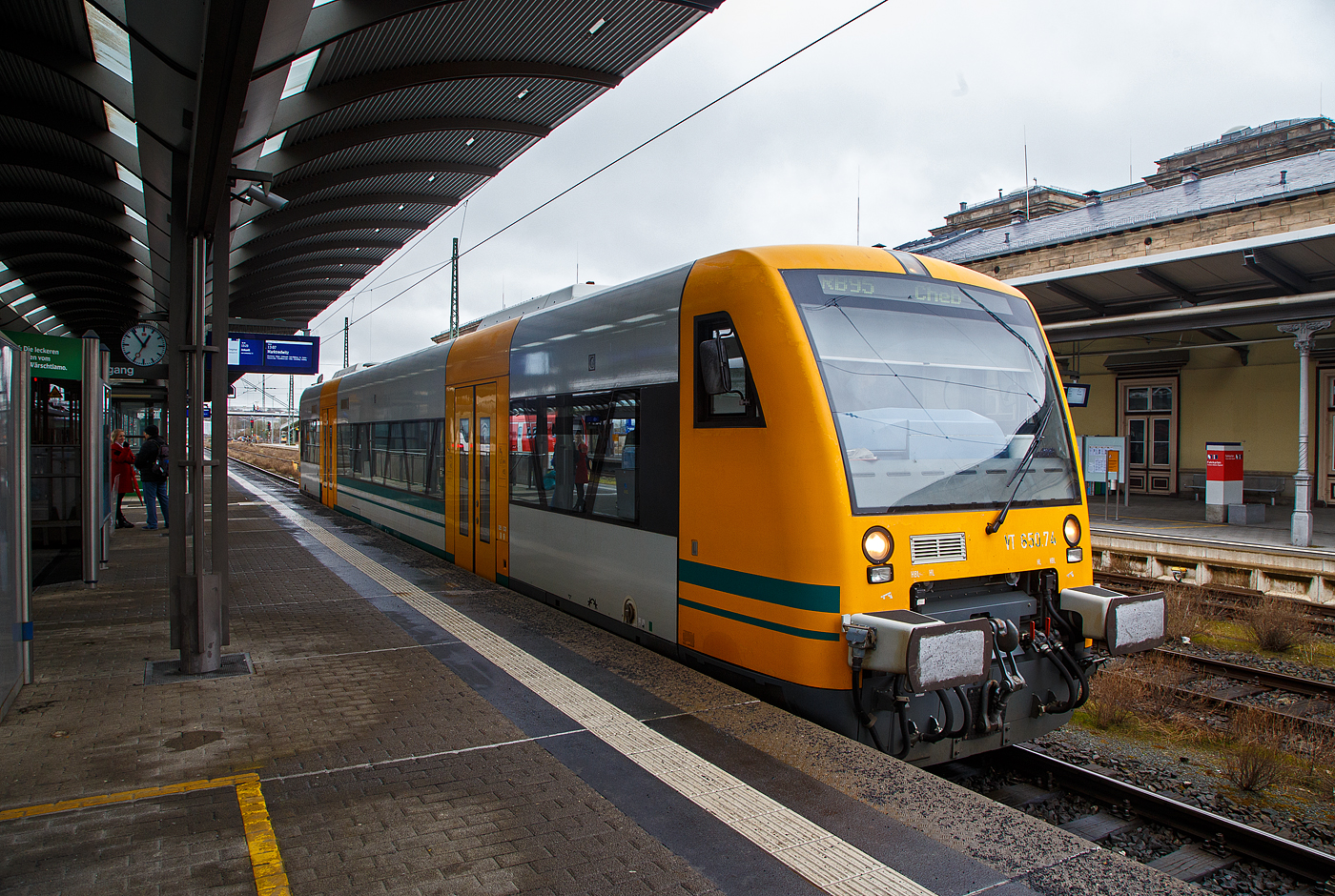 Nun steht der Stadler Regio-Shuttle RS1 – VT 650.74 (95 80 0650 074-7 D-DLB) RS1 der „oberpfalzbahn“ eine Marke der „Die L�nderbahn GmbH (DLB)“, am 17.04.2023, als RB 95 (Hof - Cheb), im Hbf Hof zur Abfahrt bereit.