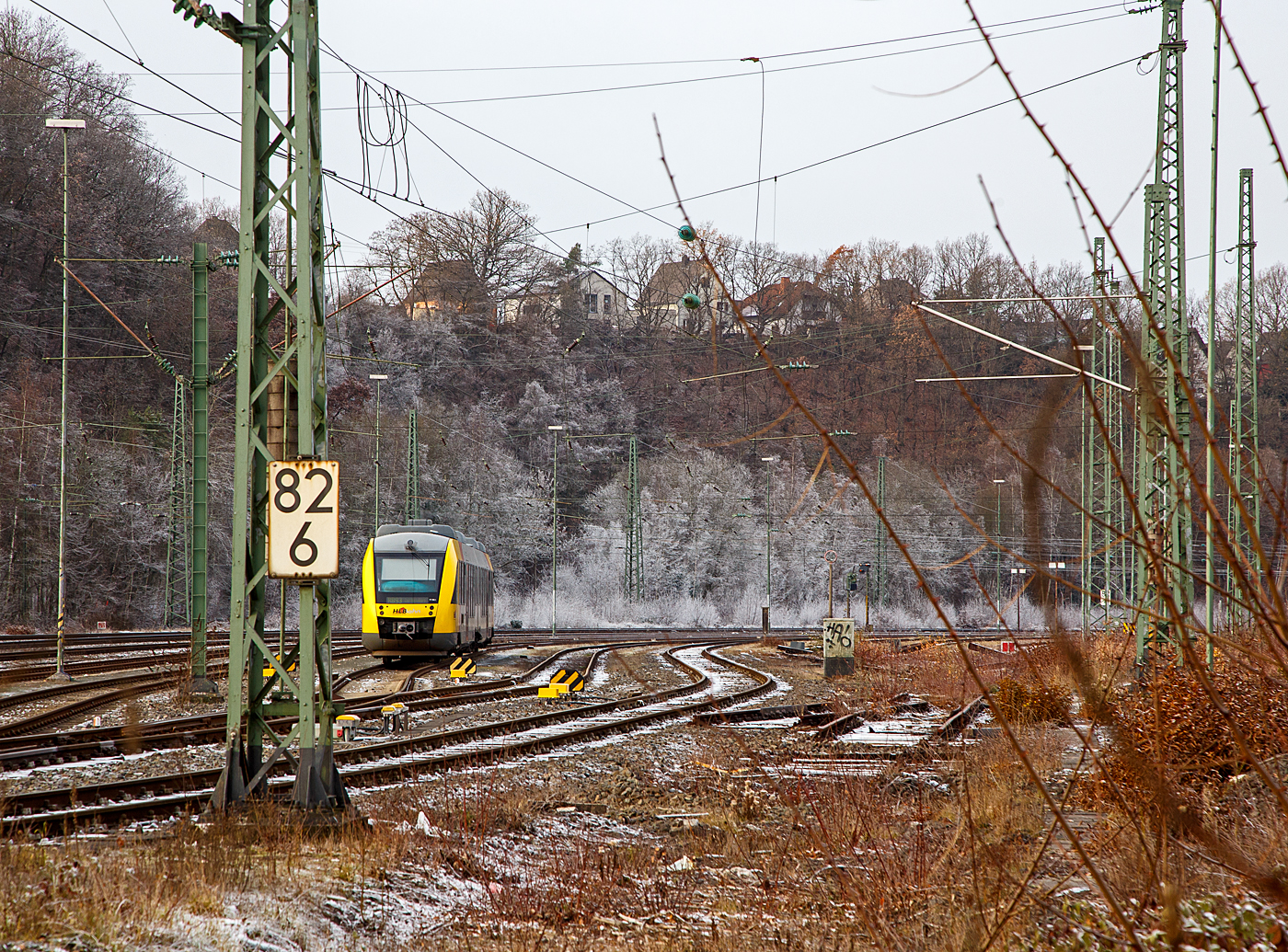 Nur ein abgestellter LINT 41 im Rbf Betzdorf (Sieg), aber das Bild zeigt die Kälte am heutigen 4. Advent (18.12.2022). Für morgen sagen die Wetterfrösche einen mächtigen Temperaturanstieg voraus.

Der VT 252 (95 80 0648 152-6 D-HEB / 95 80 0648 652-5 D-HEB) ein Alstom Coradia LINT 41 der HLB (Hessische Landesbahn), ex Vectus VT 252, ist 18.12.2022 im Rbf Betzdorf (Sieg) abgestellt.
