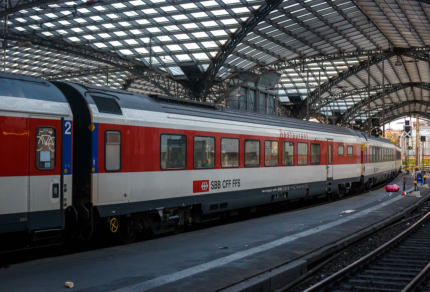 SBB Speisewagen/Restaurant WRm 61 85 88-94 113-7 CH-SBB (Umbau aus 88-75 113), eingereiht als Wagen Nr. 261 in den EC 6 (Interlaken Ost - Bern - Basel SBB - Köln Hbf - Dortmund Hbf), am 01 Juli 2025 im Hbf Köln. Dieser Speisewagen gehört zu den Einheitswagen IV, 2007 wurde er, wie alle EW IV Speisewagen, für Auslandseinsätze umgerüstet und zu 61 85 88-94 113-7 umgezeichnet. Der Wagen ist zugelassen für ein Höchstgeschwindigkeit von 200 km/h und RIC-fähig, zugelassen für CH (Lauffähig LBT/GBT/NBS) und D.

Um mehr Platz für Innenraum, Innenausstattung und die Küche zuhaben, besitzen die WRm Speisewagen keine Passagier-Einstiegstüren und keine Toilette, der Zugang ist nur über die Wagenübergänge möglich. Lediglich im vorderen Bereich der Küche, ist an den Längsseiten jeweils ein Beladetür vorhanden. 

TECHNISCHE DATEN:
Spurweite: 1.435 mm (Normalspur)
Länge über Puffer: 26.400 mm 
Drehzapfenabstand: 18.600 mm
Höchstgeschwindigkeit: 200 km/h
Eigengewicht: 48 t
Bremse: Frein O-PR+Mg (D)
Sitzplätze: 56 
Toilette: keine
Besonderheiten: Küche