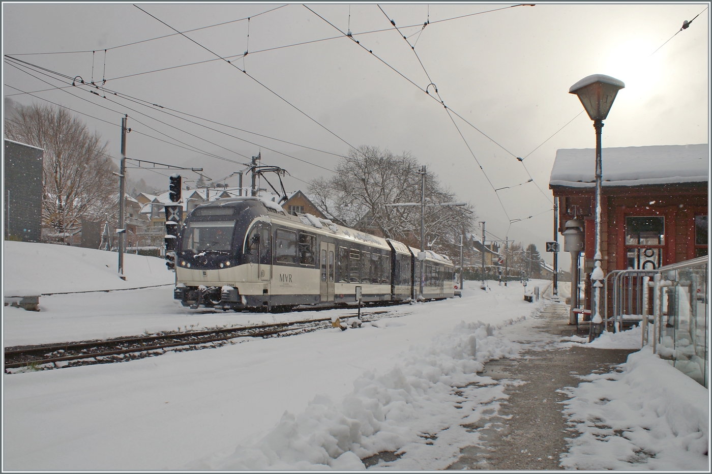 Schnee, doch nur für kurze Zeit; zur Zeit, beim Einstellen dieser Bilder am 3. Adventswochenende ist es eher frühlingshaft; Während links im Bild der CEV MVR ABeh 2/6 7508 auf seinen nächsten Einsatz wartet, ist die B-C Station im Winterschlaf , wobei im Museum fleissige Hände sich wohl sehr intensiv um die Instandhaltung der B-C Fahrzeuge kümmern. 

21. Nov. 2025