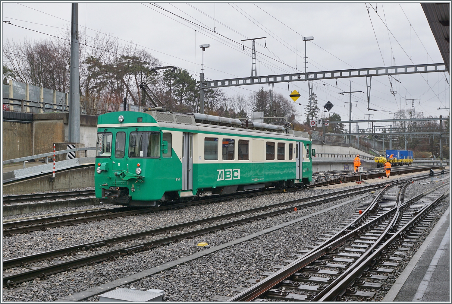 Seit die BAM MBC  SURF Be 4/4 den Personenverkehr dominieren, sieht man die älteren Be 4/4 nur noch selten.
Sie werden hauptsächlich noch im Güter- und Dienst Zugverkehr eingesetzt, insbesondere, da die Ge 4/4 21 und 22 meist im Kieszugverkehr gebraucht werden. 

Das Bild zeigt den Be 4/4 11 in Morges beim Rangieren von Rollböcken.

22. Feb. 2024