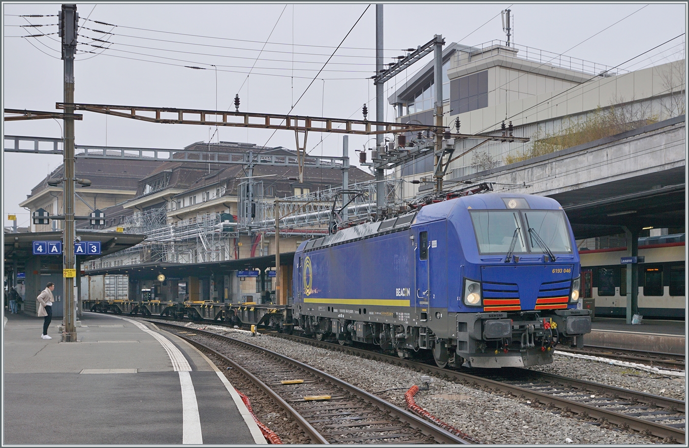 Seit einiger Zeit kann ich mich ja nicht mehr über einen Mangel an Vecrton-Loks in unserer Gegend beklagen, aber eine so schöne blaue Lok lohnte dann doch ein Bild: die 193 046 (91 80 6193 046-0 D-DISPO) wartet in Lausanne mit einem Güterzug auf die Weiterfahrt in Richtung St-Maurice. 

19. Jan. 2026