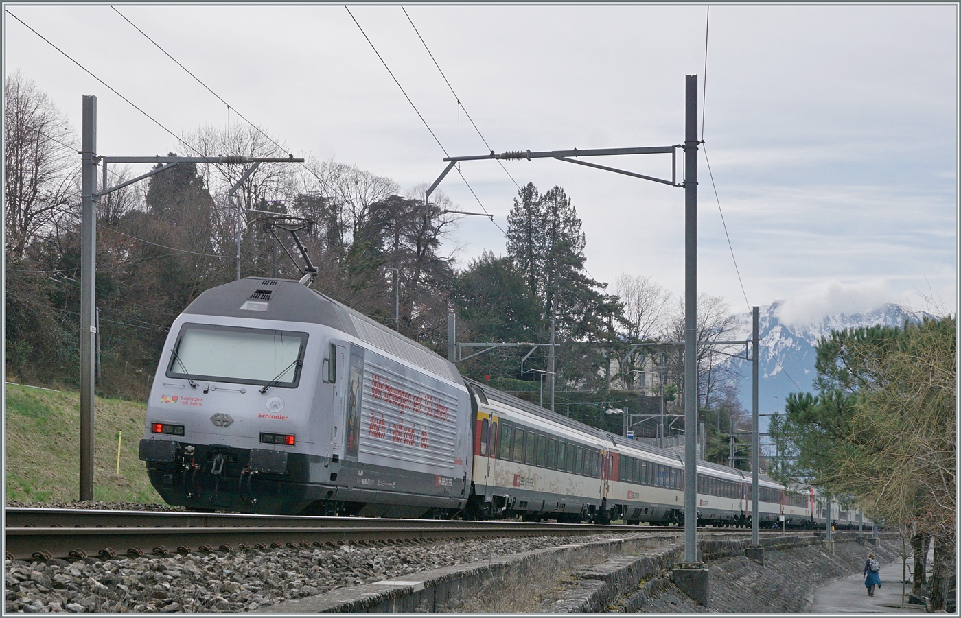 Selten habe ich eine neue Werbelok so oft gesehen und so (bisher) so schlecht vor die Lise bekommen wie die SBB Re 460 061-5  150 Jahre Schindler . 
Hier ist die Lok bei Villeneuve mit einem IR 90 auf dem Weg nach Brig.

27. Fe.b 2024